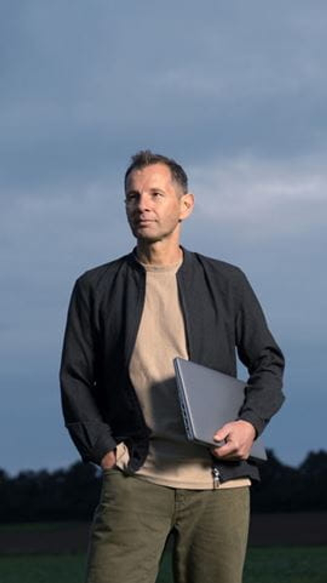 Gerd with laptop, outside grey sky
