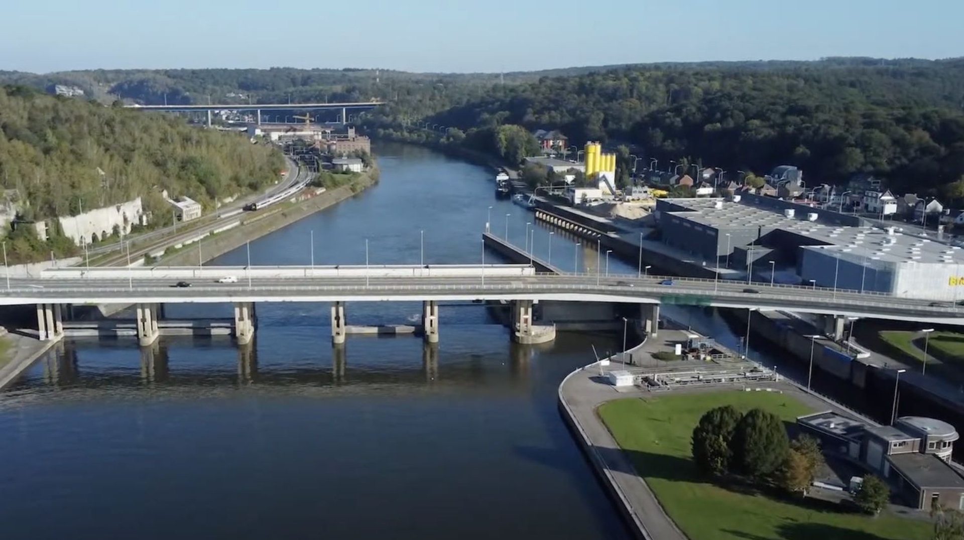 vue aérienne de la Meuse et de la centrale hydroélectrique de Luminus