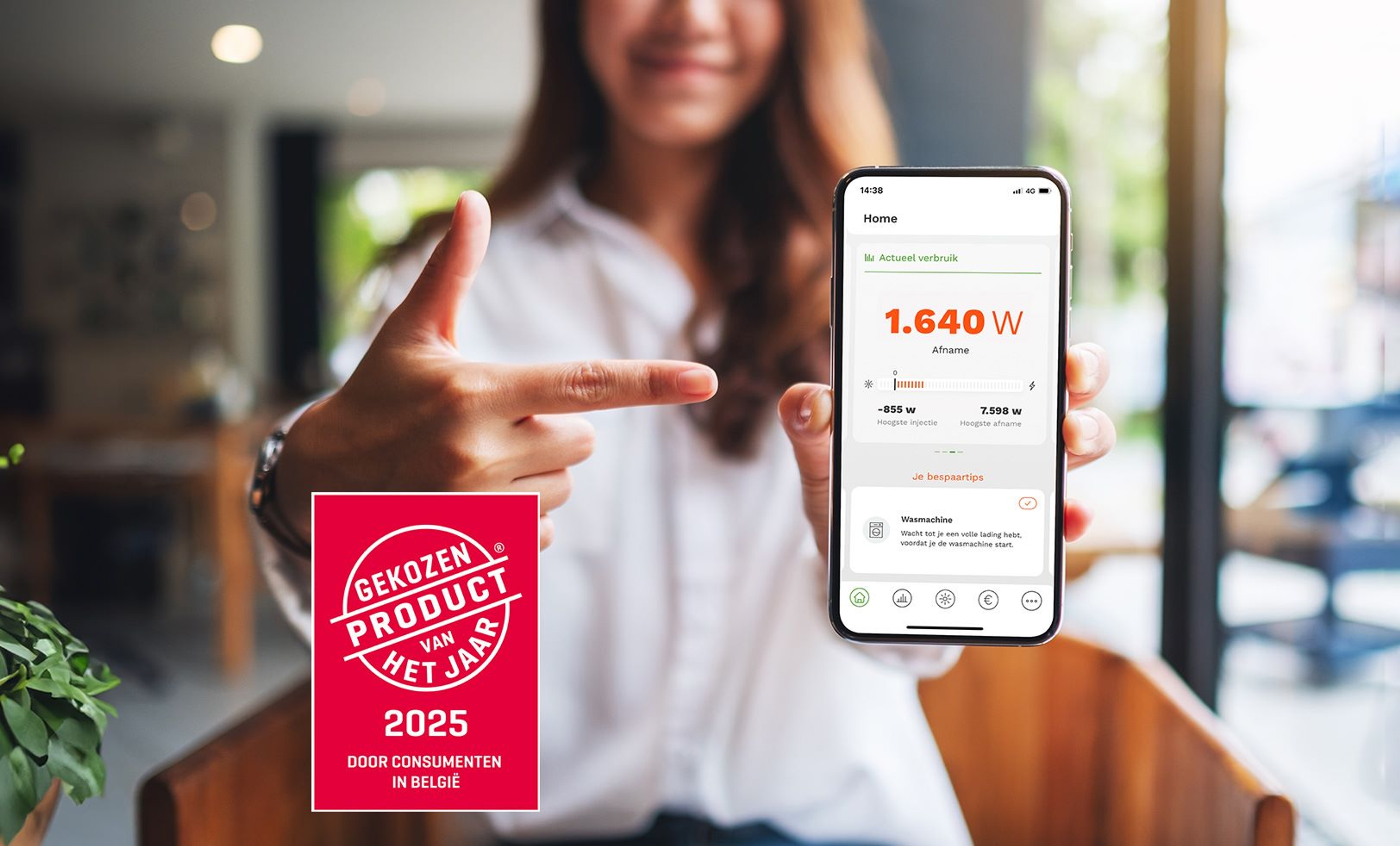 vrouw flou op de achtergond houdt smartphone vast en toont scherm van Energy Control Monitor, Gekozen product van het jaar 2025