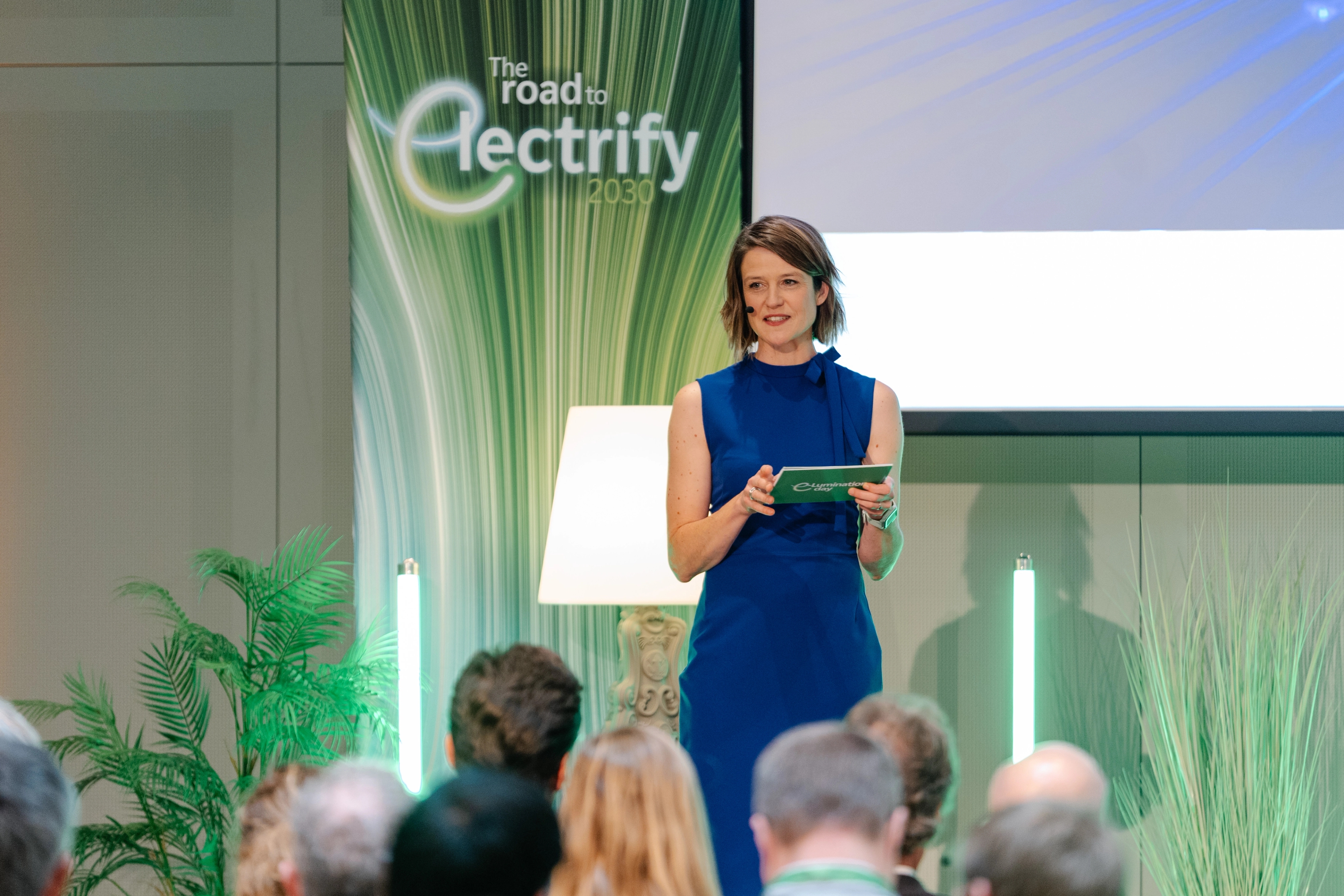 Femme sur la scène à l'occasion de l'Electrification Day 2026