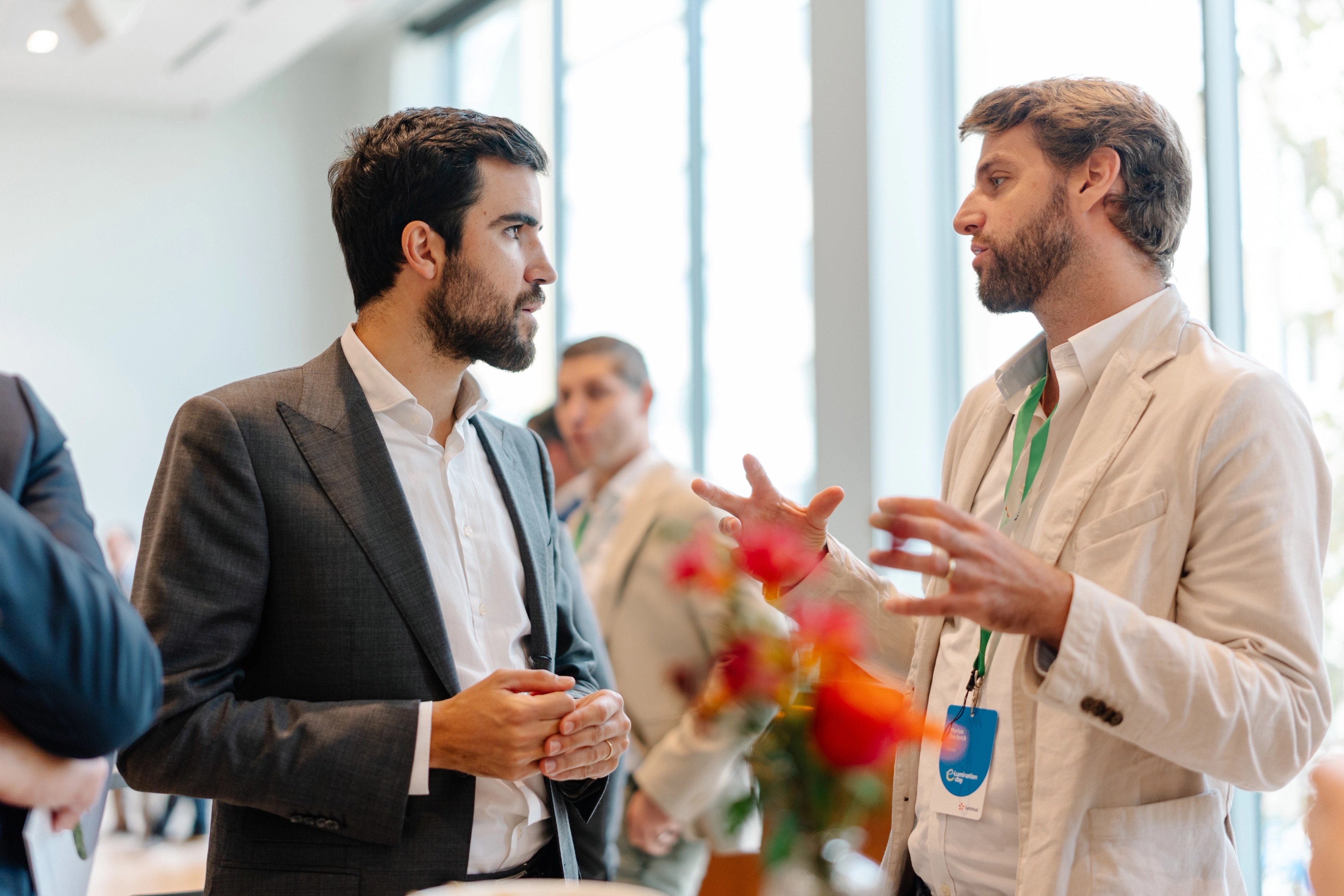Deux hommes discutent lors de l'Electrification Day 2026