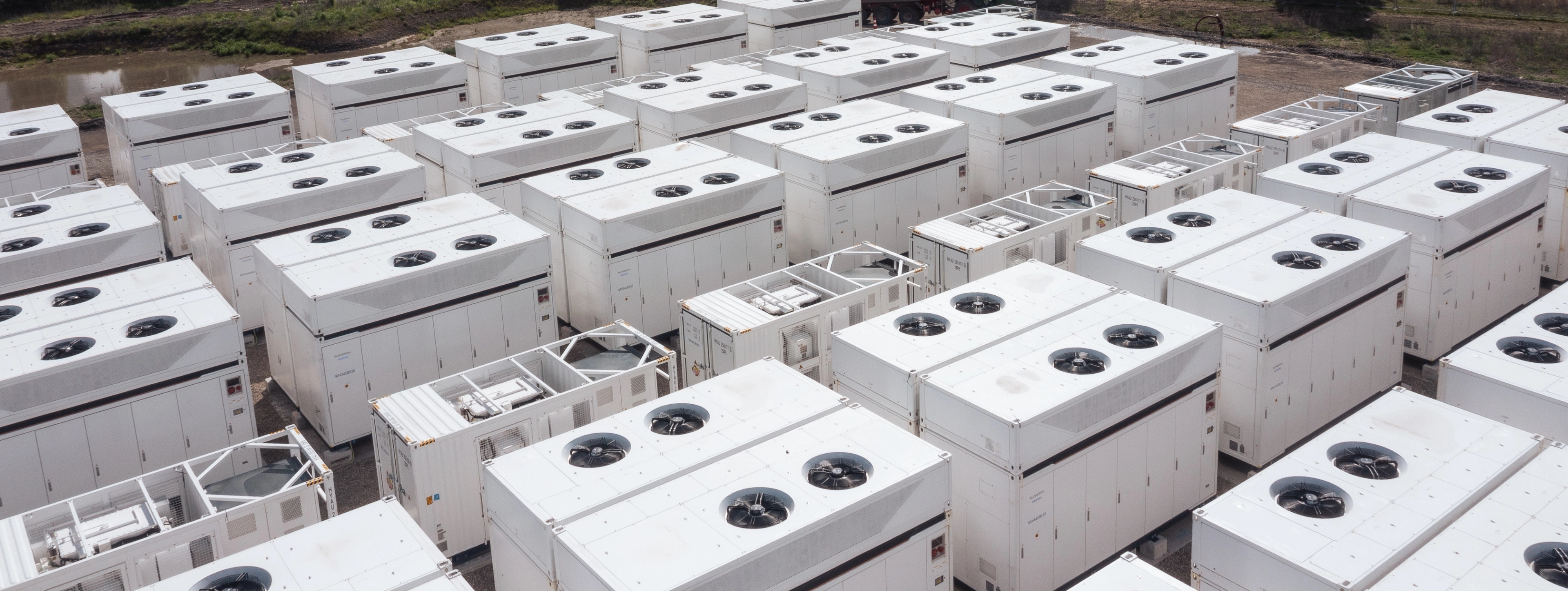 Batterijpark Navagne: bovenzicht op zestal rijen witte batterijcontainers.