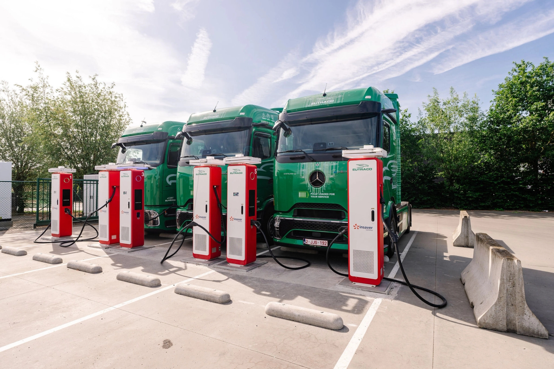 6 Oplaadpalen met 3 elektrische vrachtwagens van Luminus-klant Eutraco in Rousselare