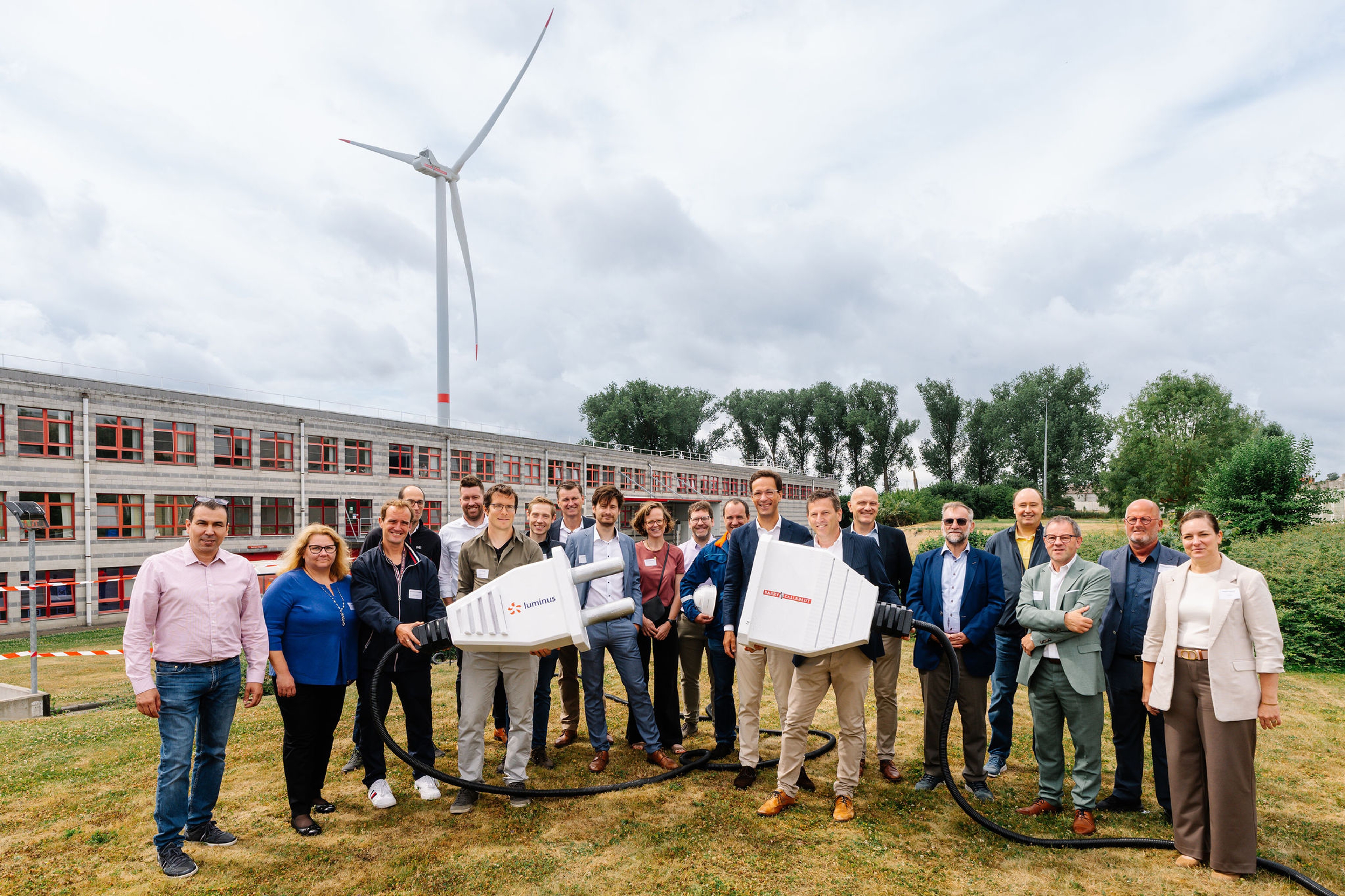 Inhuldiging Luminus windturbine Barry Callebaut: groepsfoto met reuzestekker 