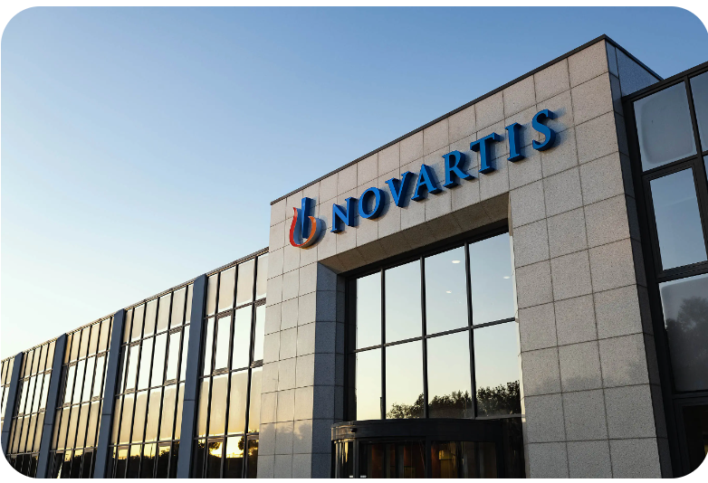 Façade des bureaux de Novartis Oogzorg, avec le logo visible sur la devanture du bâtiment