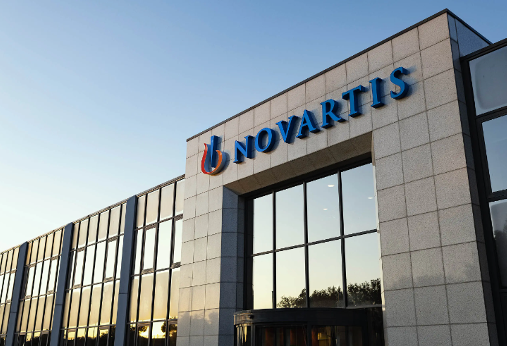 Novartis oogzorg: gevel van hun kantoor met logo