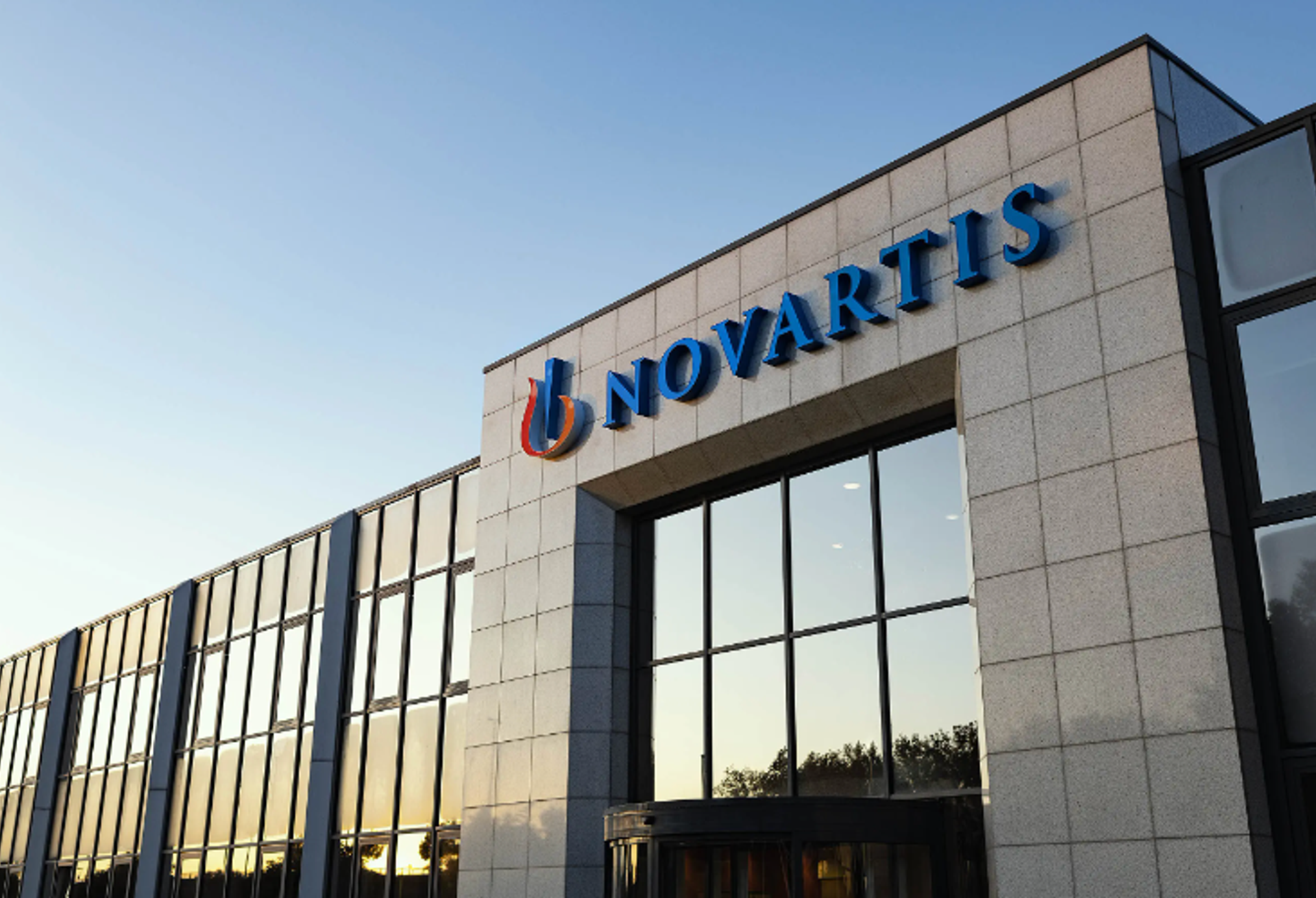 Façade des bureaux de Novartis Oogzorg, avec le logo visible sur la devanture du bâtiment