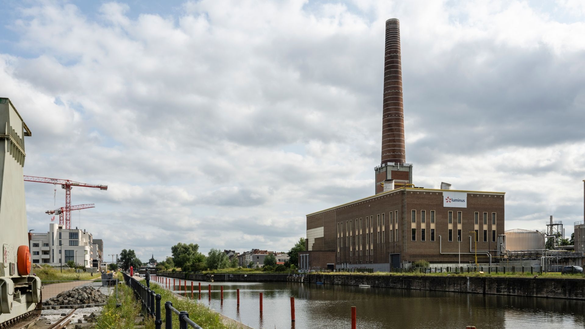 Gent Ham in avondlicht, water op de voorgrond, de hoge schouw links.