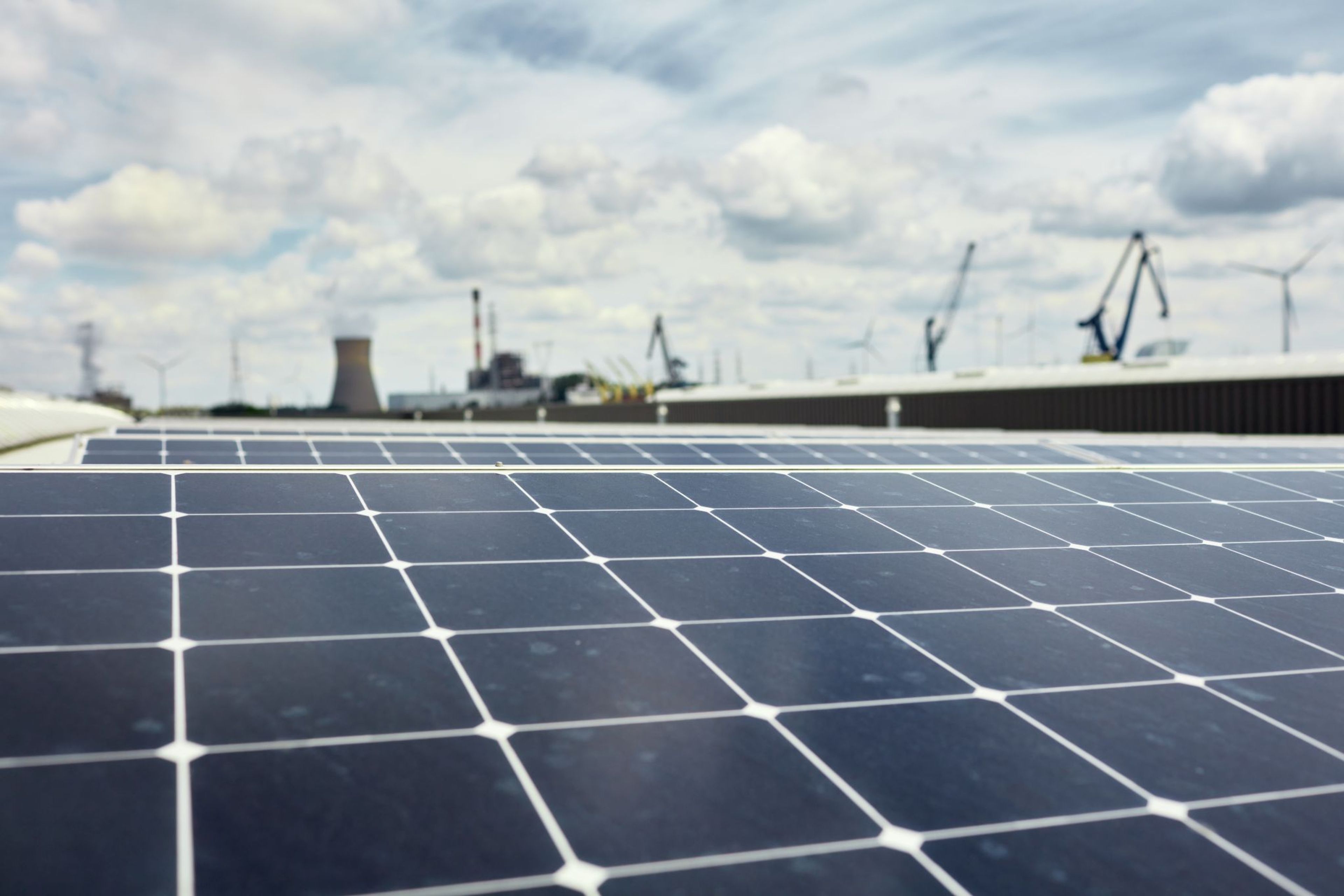 Panneaux solaires sur le toit d'un bâtiment