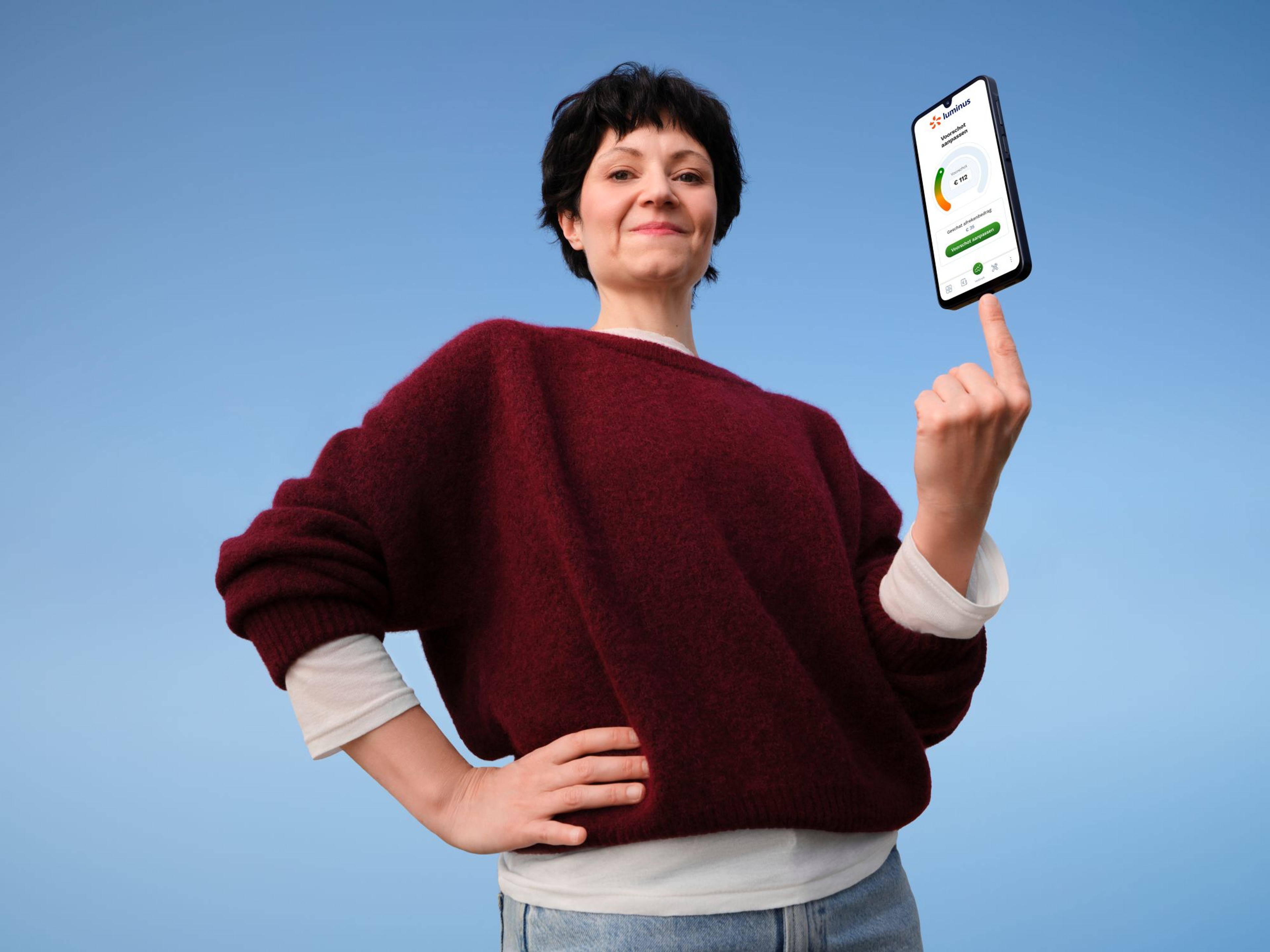 Dame toont een smartphone met de My Luminus app