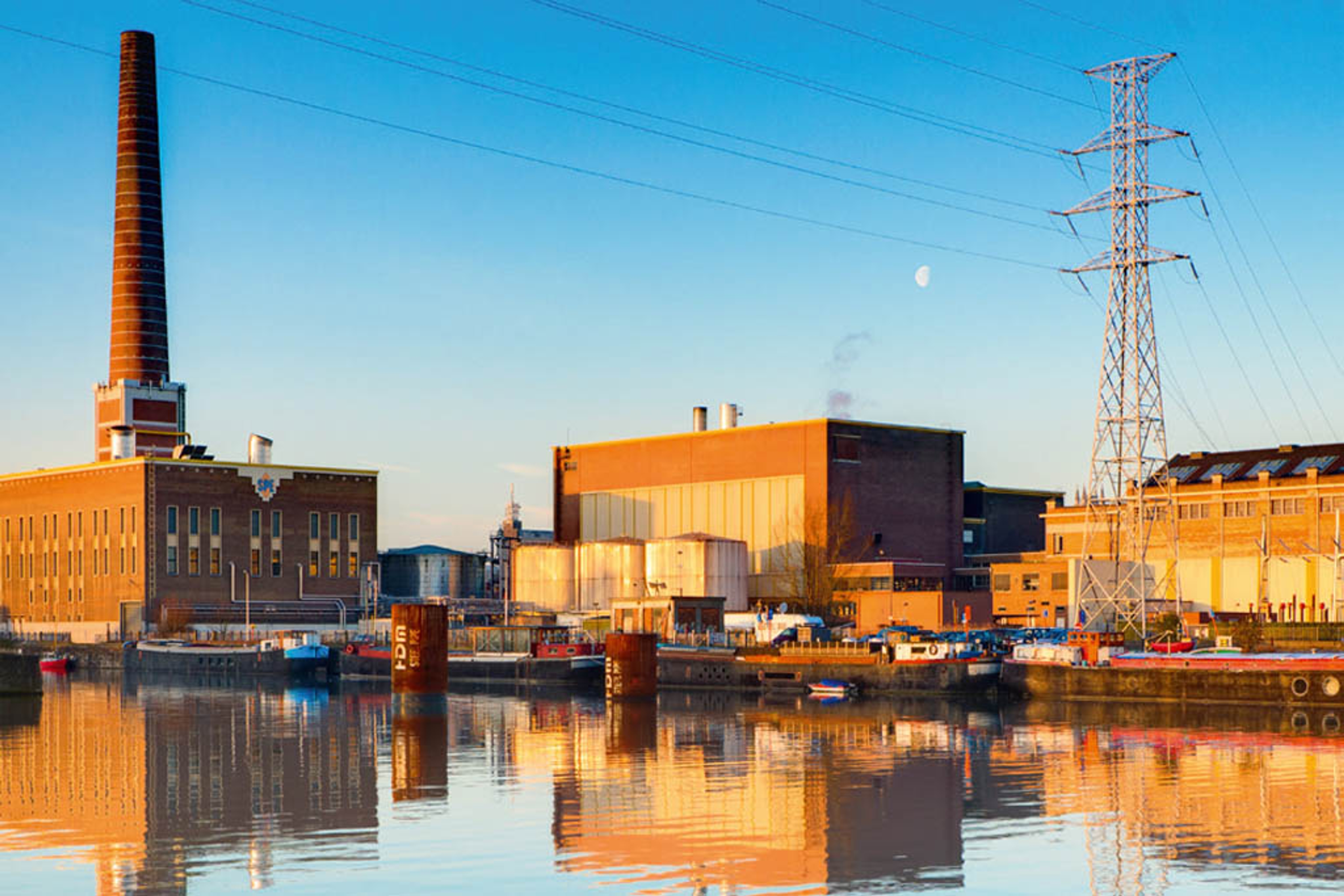 Stadsverwarming van Gent: gebouw en schoorsteen