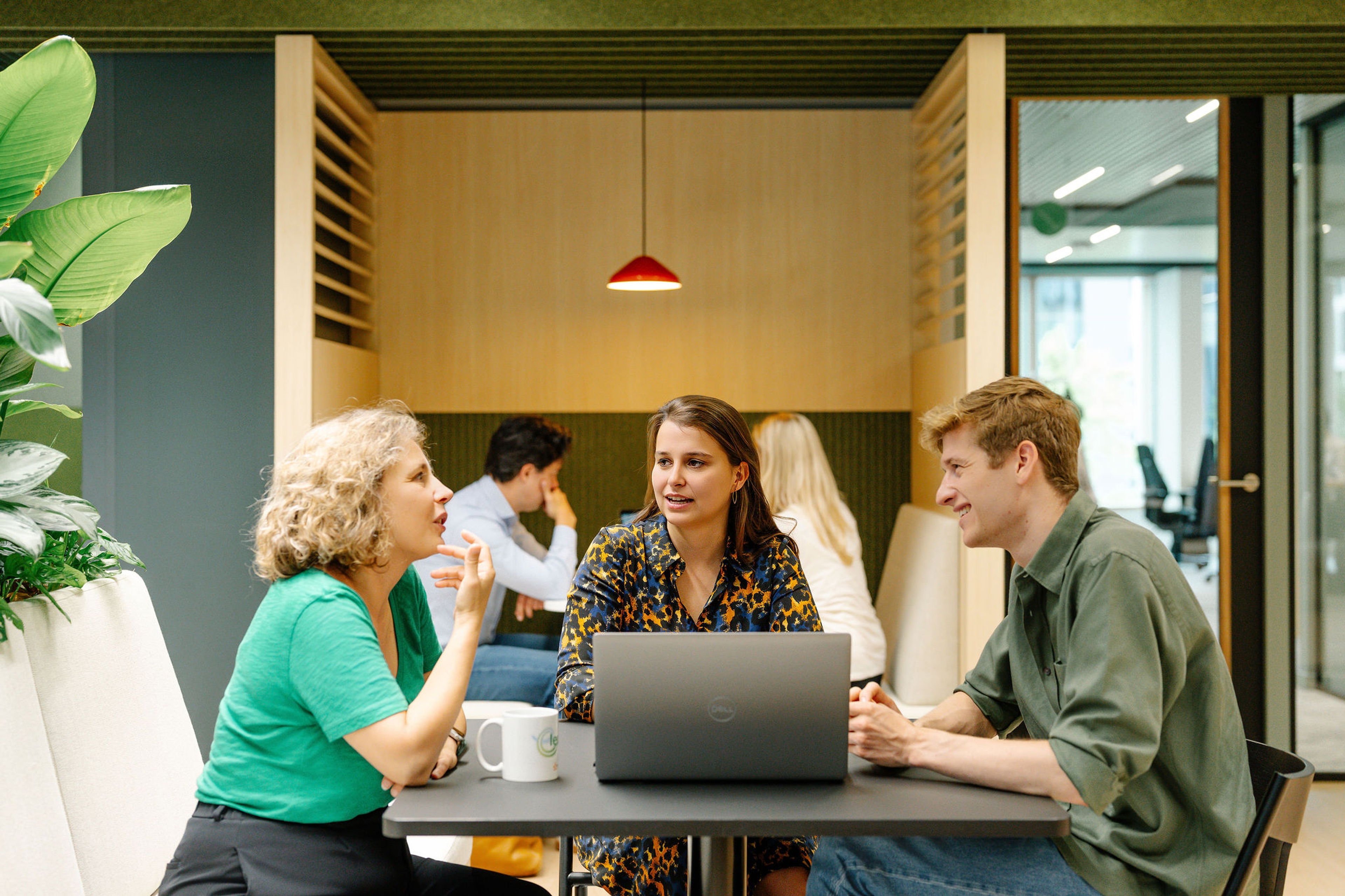 Luminus kantoor: 3 Luminus medewerkers overleggen aan tafel.