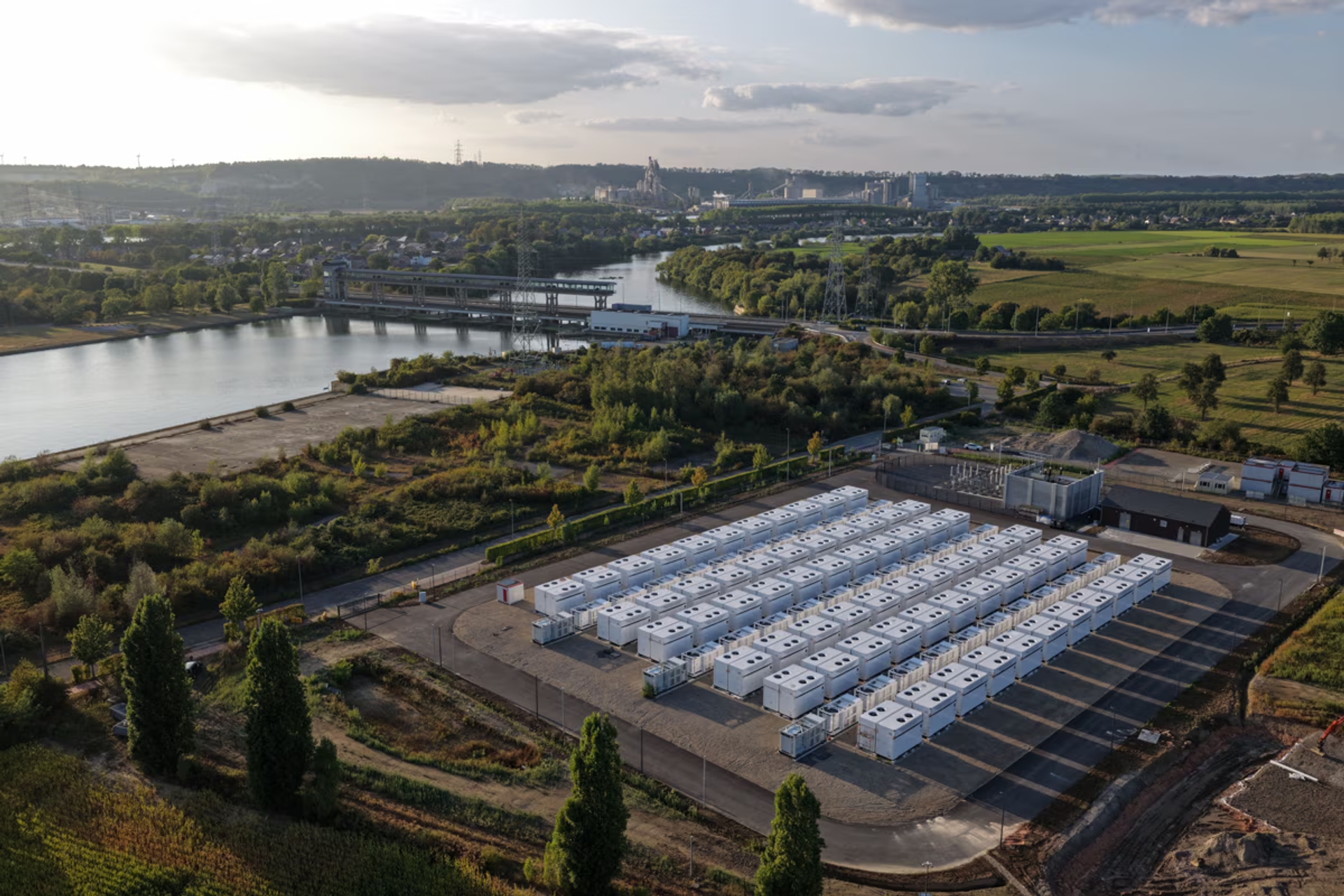 Luminus huldigt in Navagne het grootste batterijpark van Wallonië officieel in