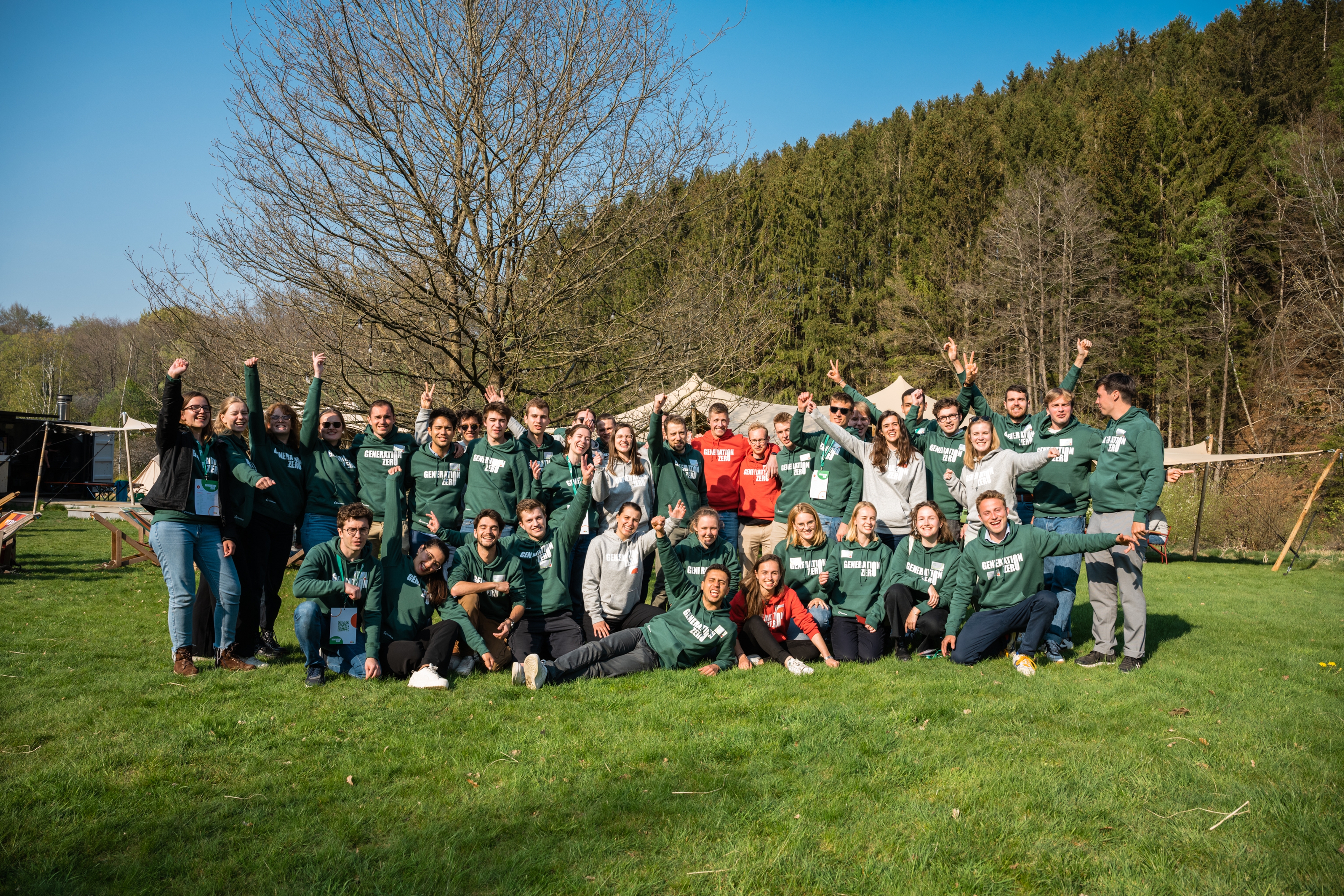 Groepsfoto Zero Camp van Luminus, deelnemers dragen groene en rode hoodies.