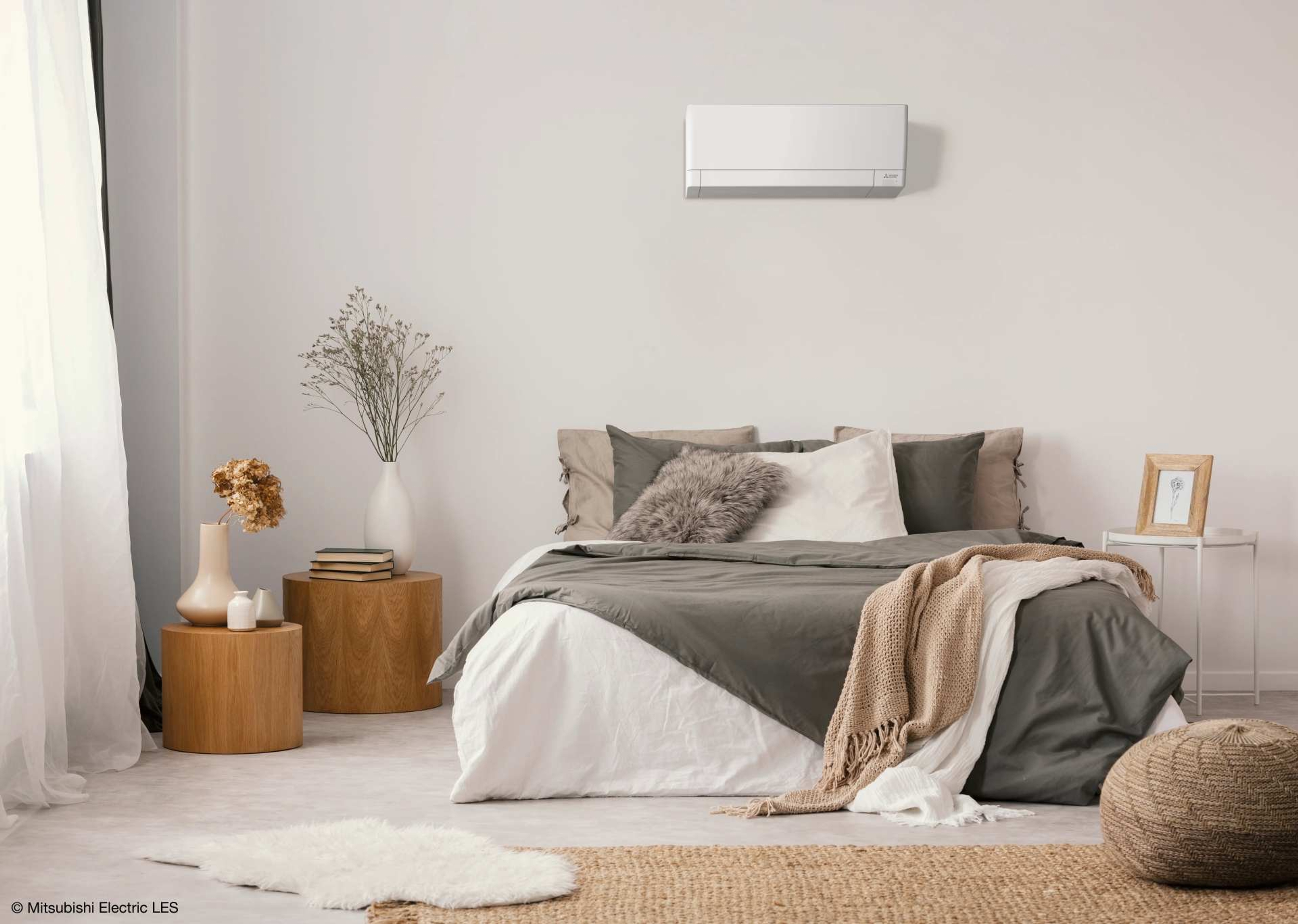 Pompe à chaleur air-air fixée au mur d'une chambre à coucher