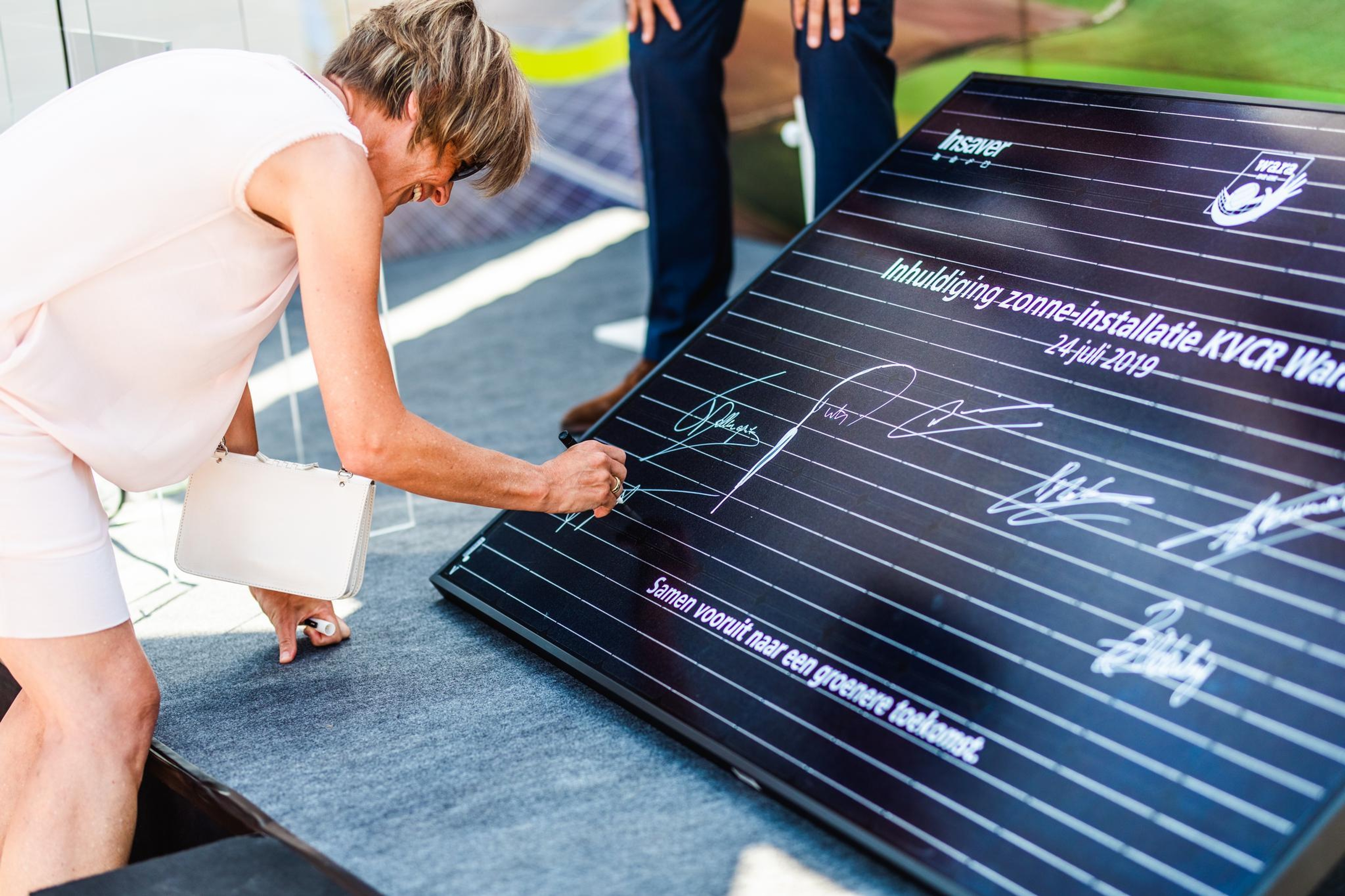 Homme et femme souriant et consultant ensemble des documents sur un bureau
