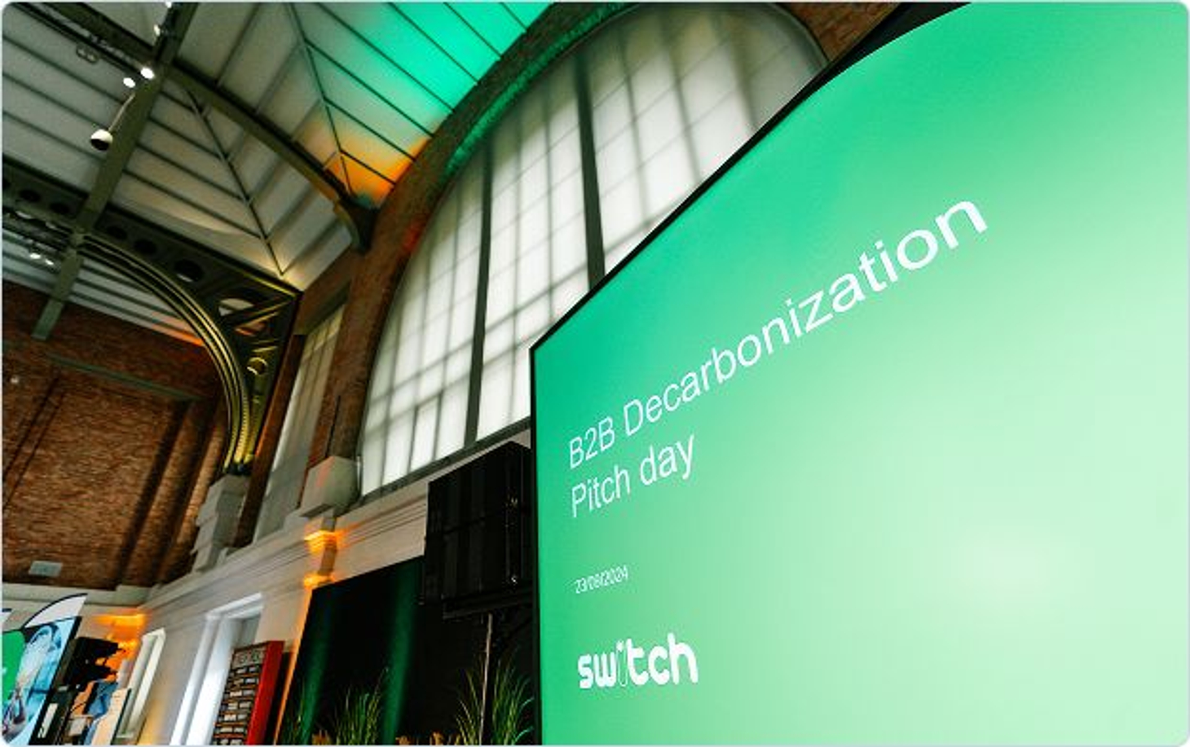 couple qui court en tenant un enfant par la main, devant une maison avec des panneaux solaires