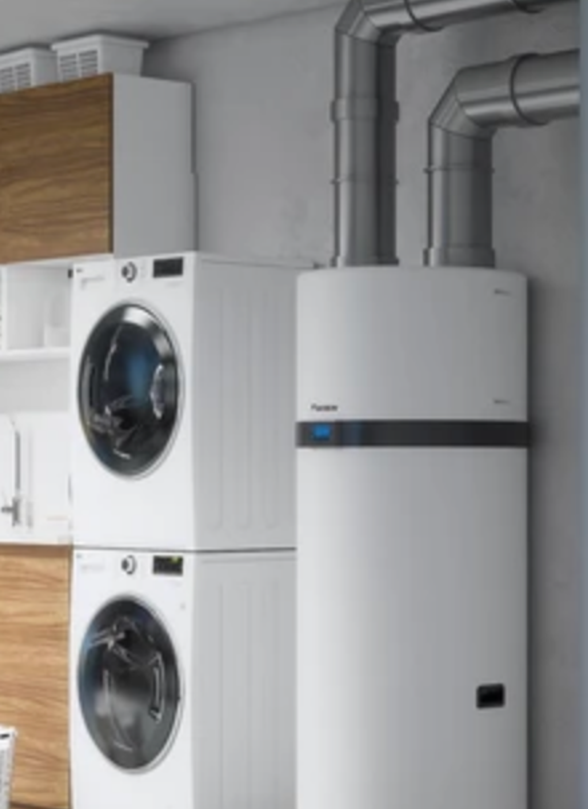 Chauffe-eau thermodynamique blanc dans un garage, à côté de la machine à laver et du sèche-linge