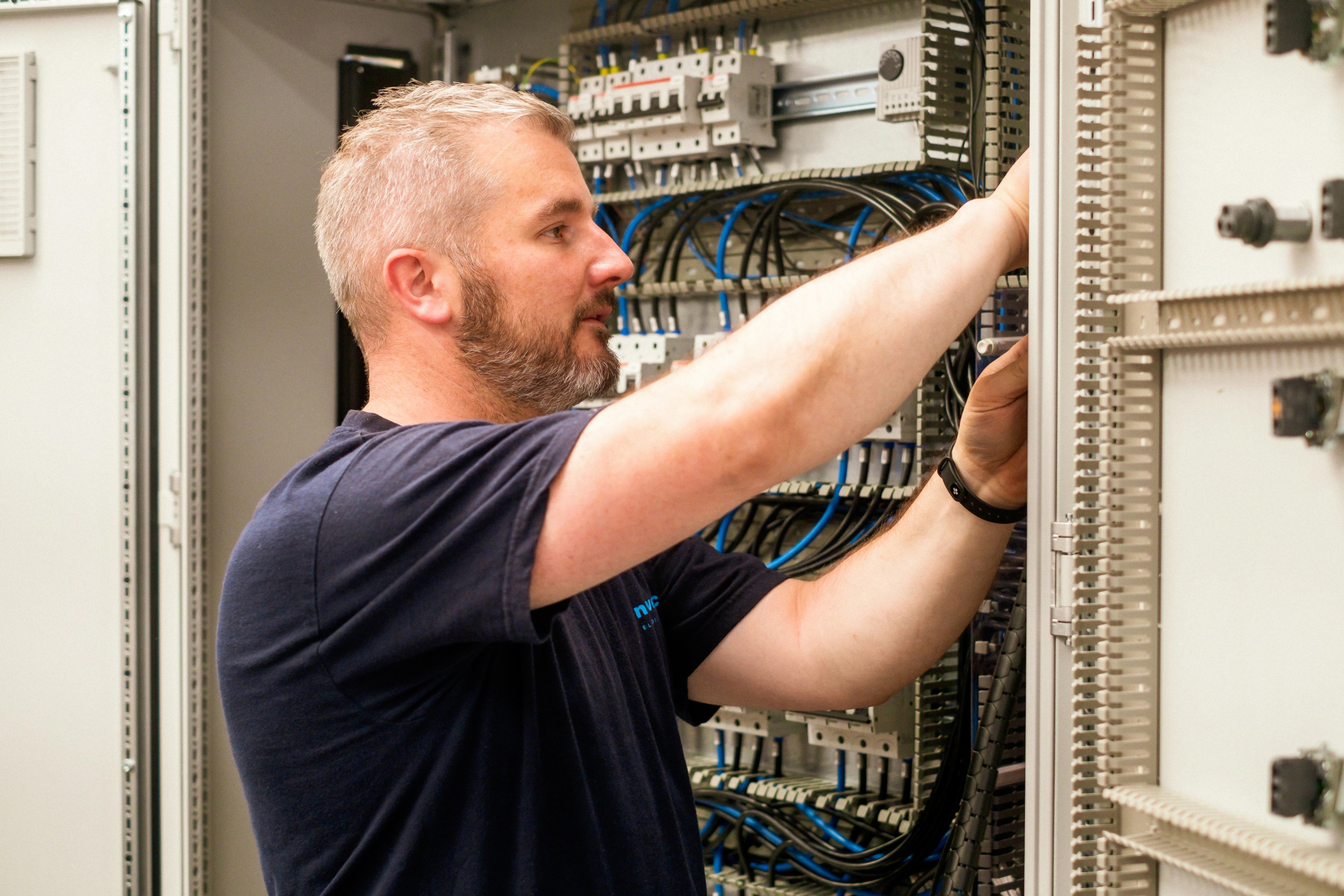 Technieker regelt iets in de schakelkast.