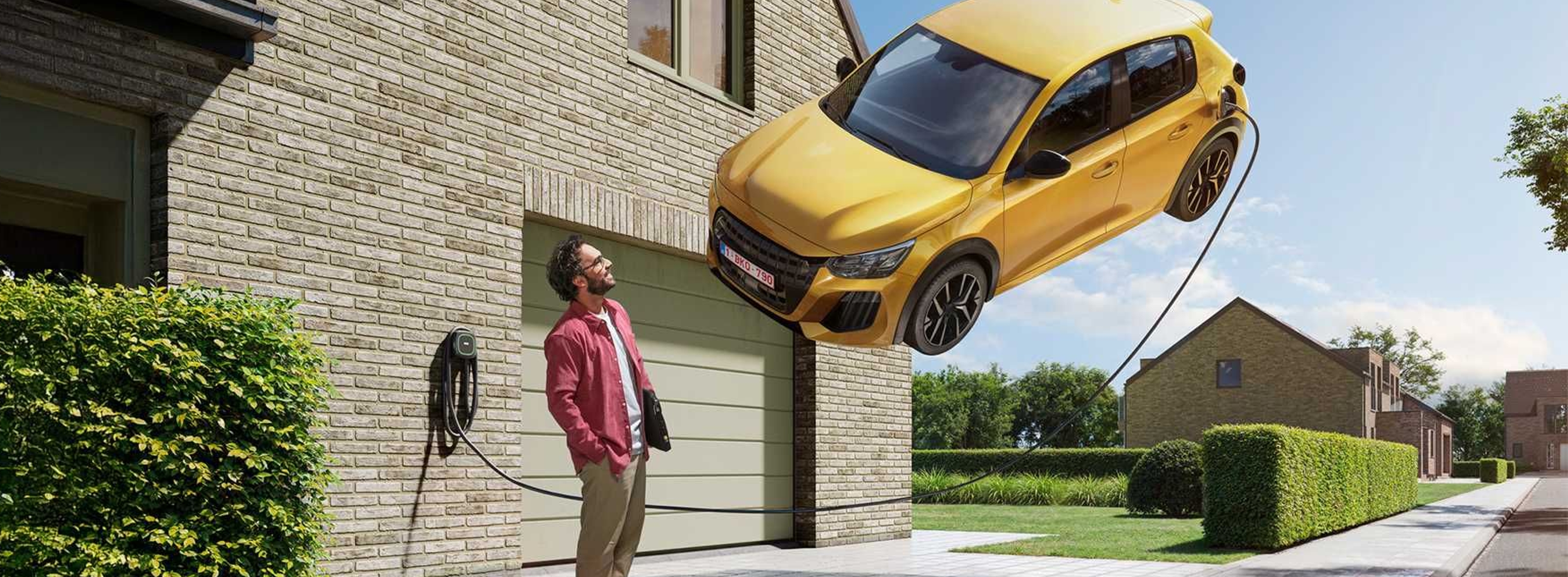 Gele wagen zweeft terwijl hij aan het thuisladen is, man staat erbij en kijkt ernaar.