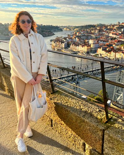 A women standing in front of a cityscape