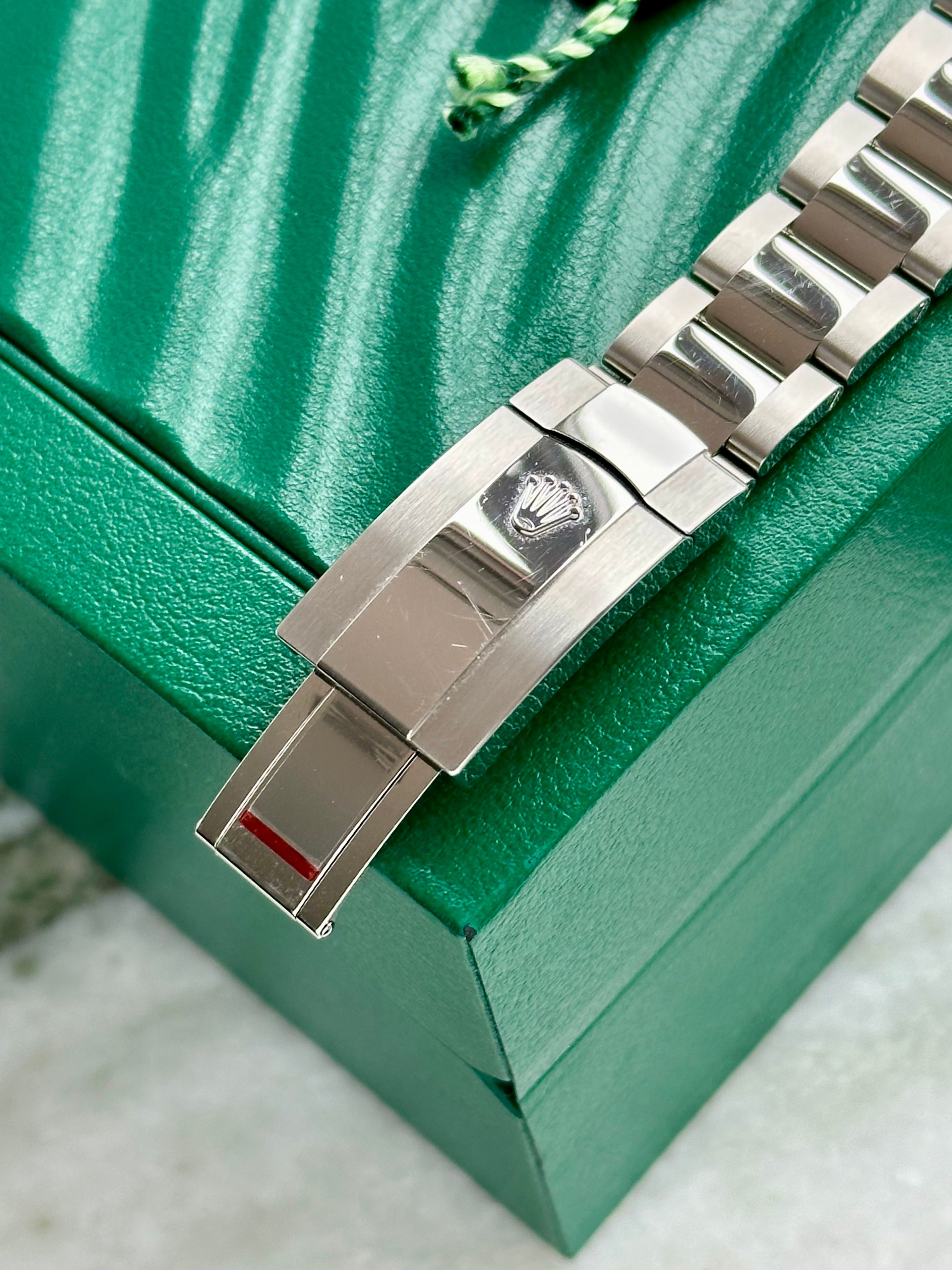 ROLEX DATEJUST 箱・冊子 Rolex Datejust 126300 Silver 2021 with original box and papers