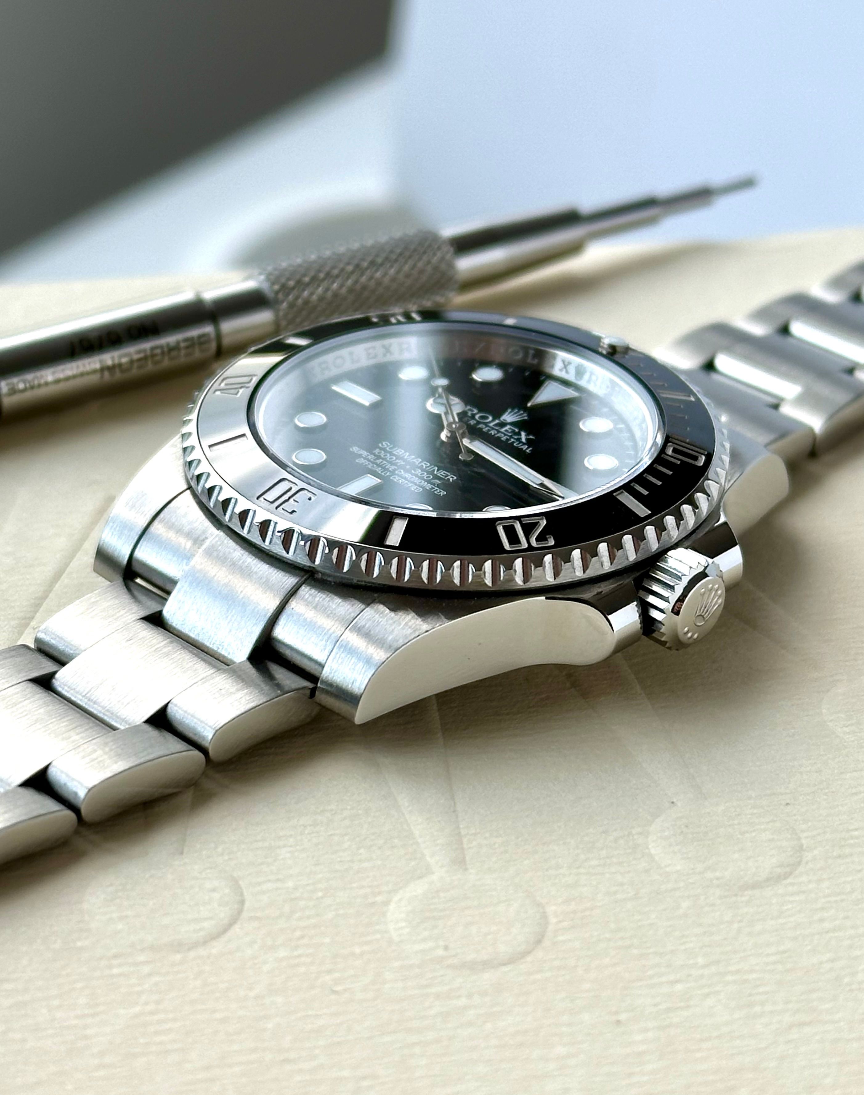ROLEX SUBMARINER 114060 2コマ Rolex Submariner 114060-0002 | Black Dial Oyster