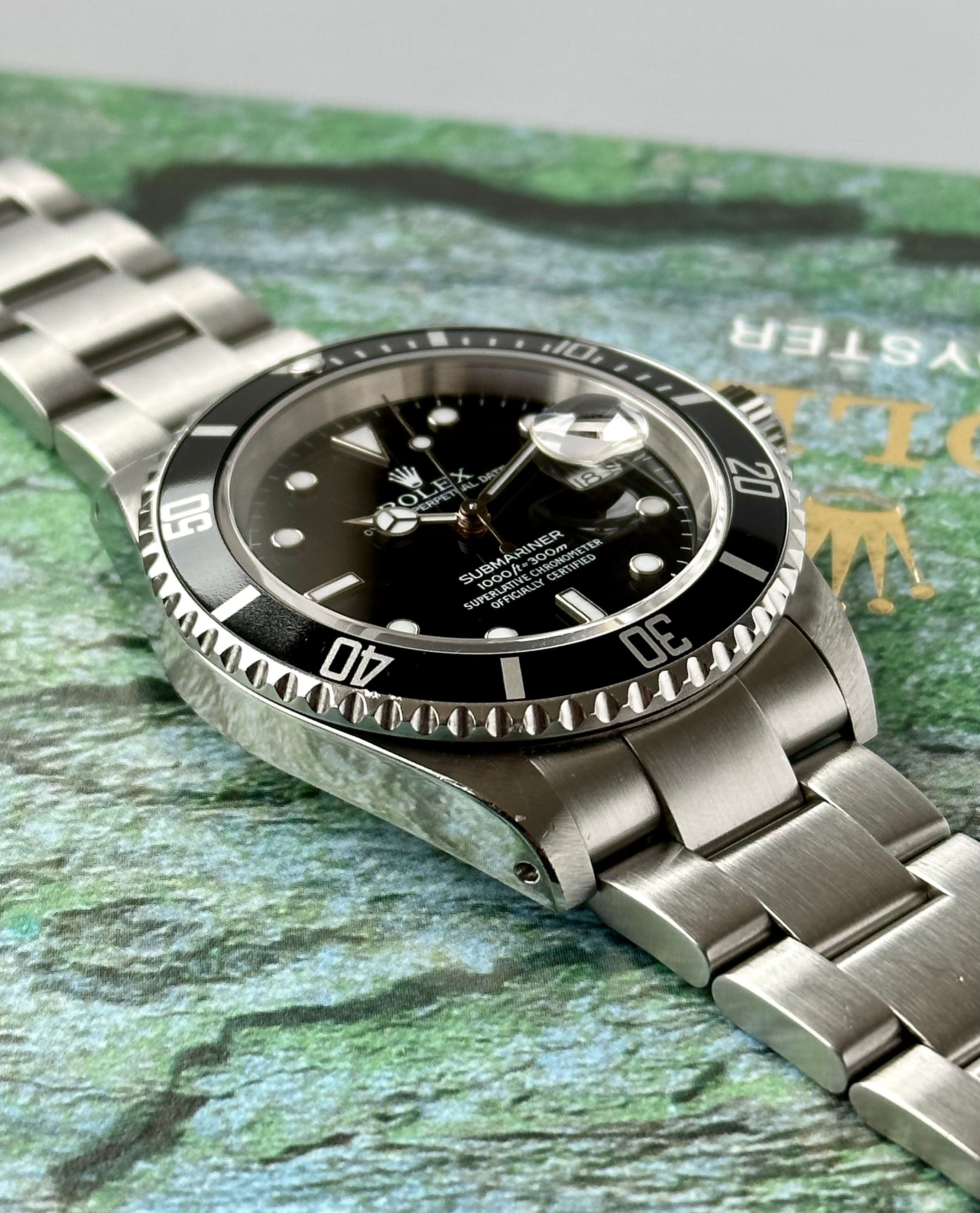 Rolex Submariner 16610 Black 2001 with original box and papers 2