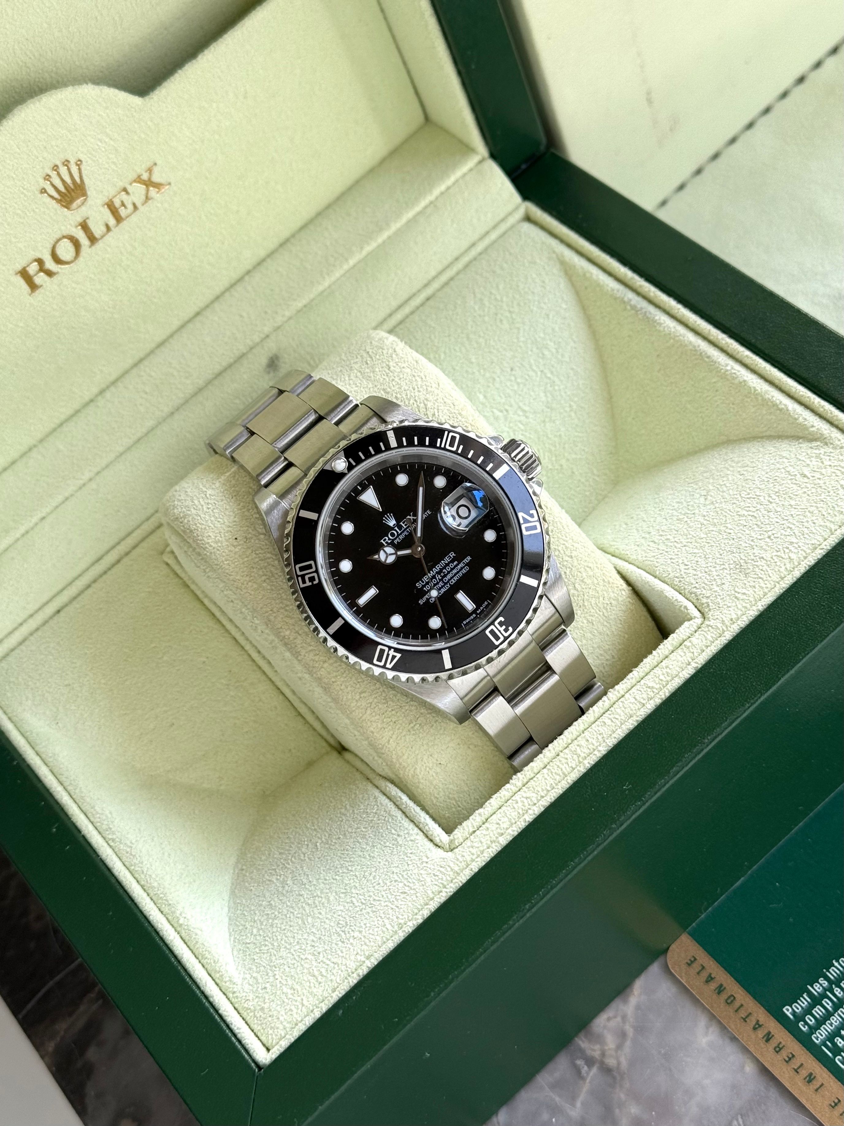 Rolex Submariner 16610 Black 2007 with original box and papers
