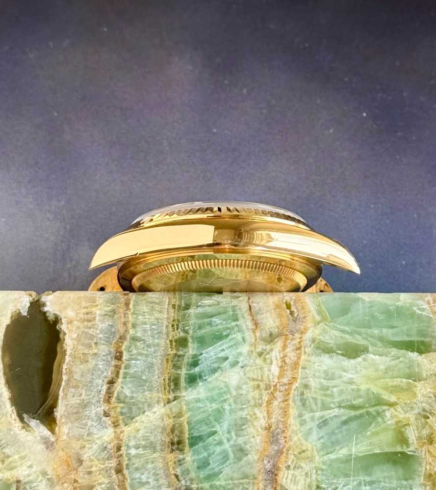 Image for Rolex Day-Date "Tapestry" 18238 Gold 1990 with original box and papers