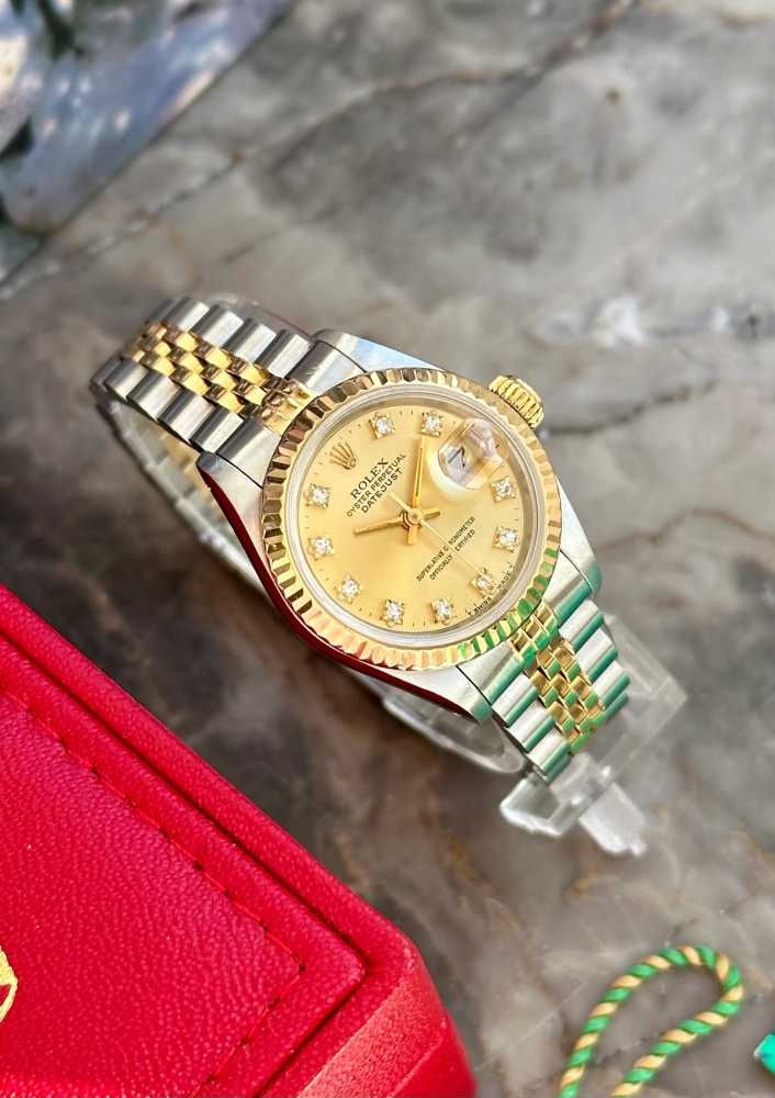 Wrist image for Rolex Lady-Datejust "Diamond" 69173G Gold 1990 with original box and papers 3