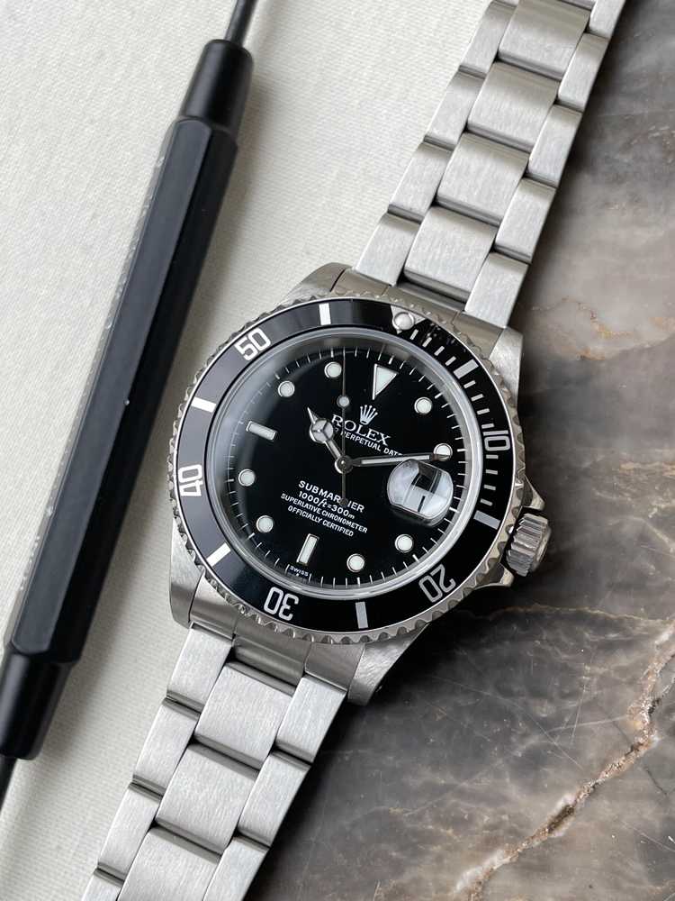 Detail image for Rolex Submariner "Swiss" 16610 Black 1997 with original box and papers