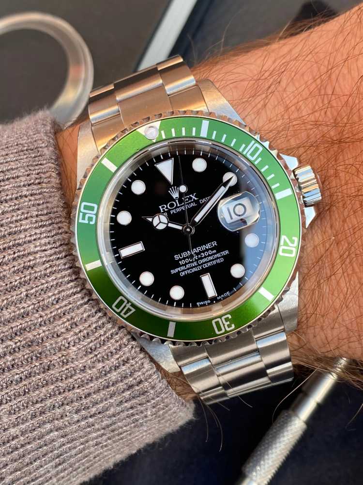 Wrist image for Rolex Submariner "Flat 4" 16610LV Black 2003 with original box and papers