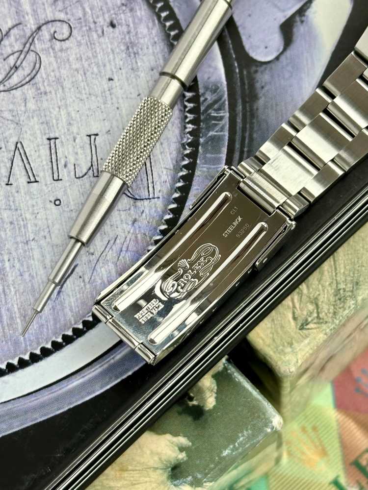 Detail image for Rolex Submariner "Flat Four" 16610LV Black 2004 with original box and papers
