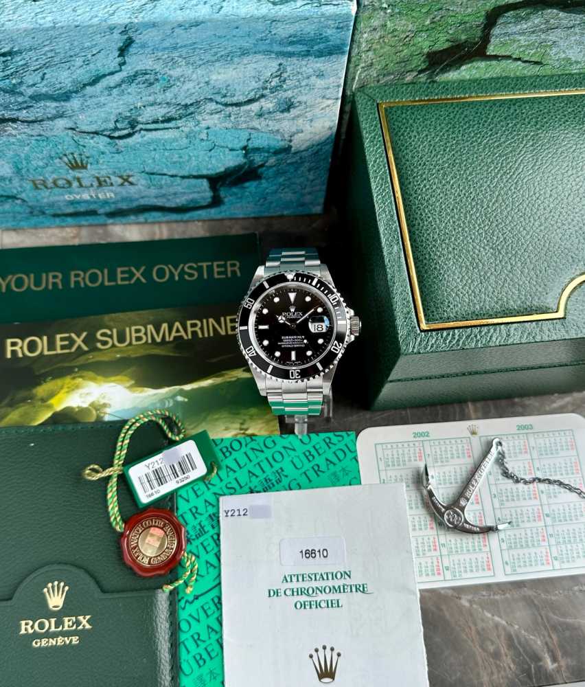 Rolex Submariner 16610 Black 2002 with original box and papers 2