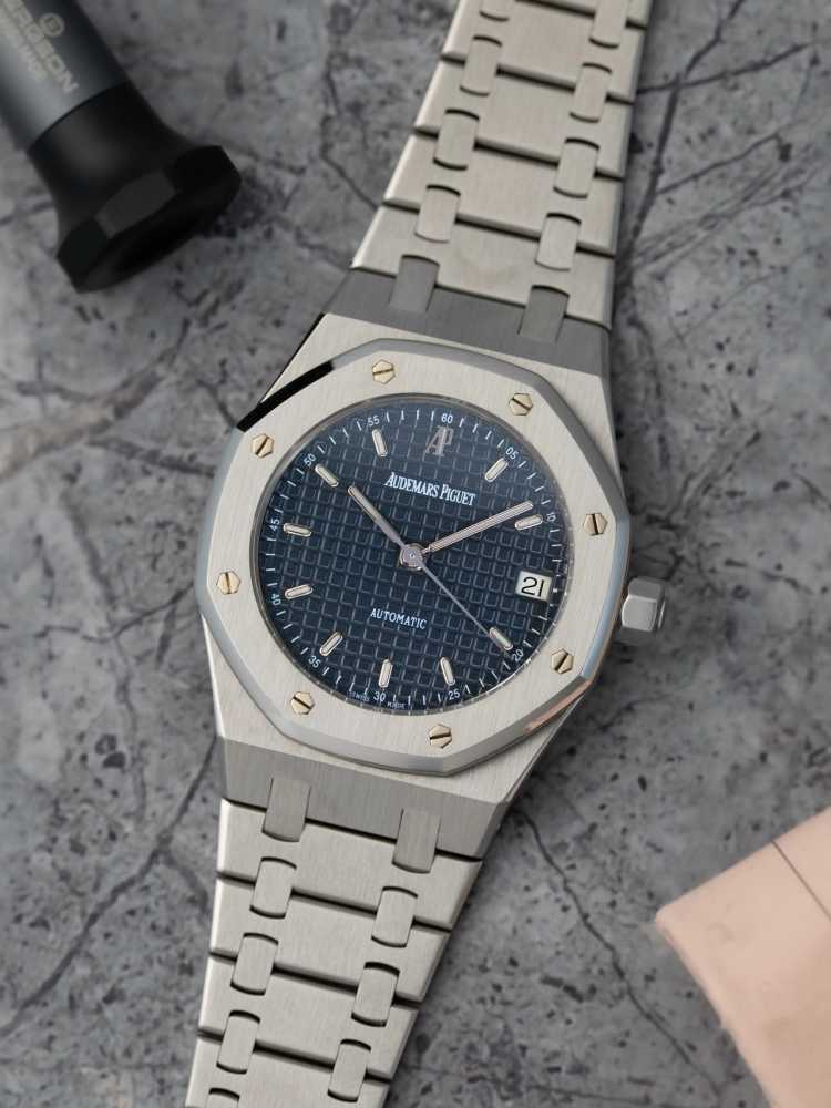 Featured image for Audemars Piguet Royal Oak 14790ST Blue +/- 2005 with original box and papers