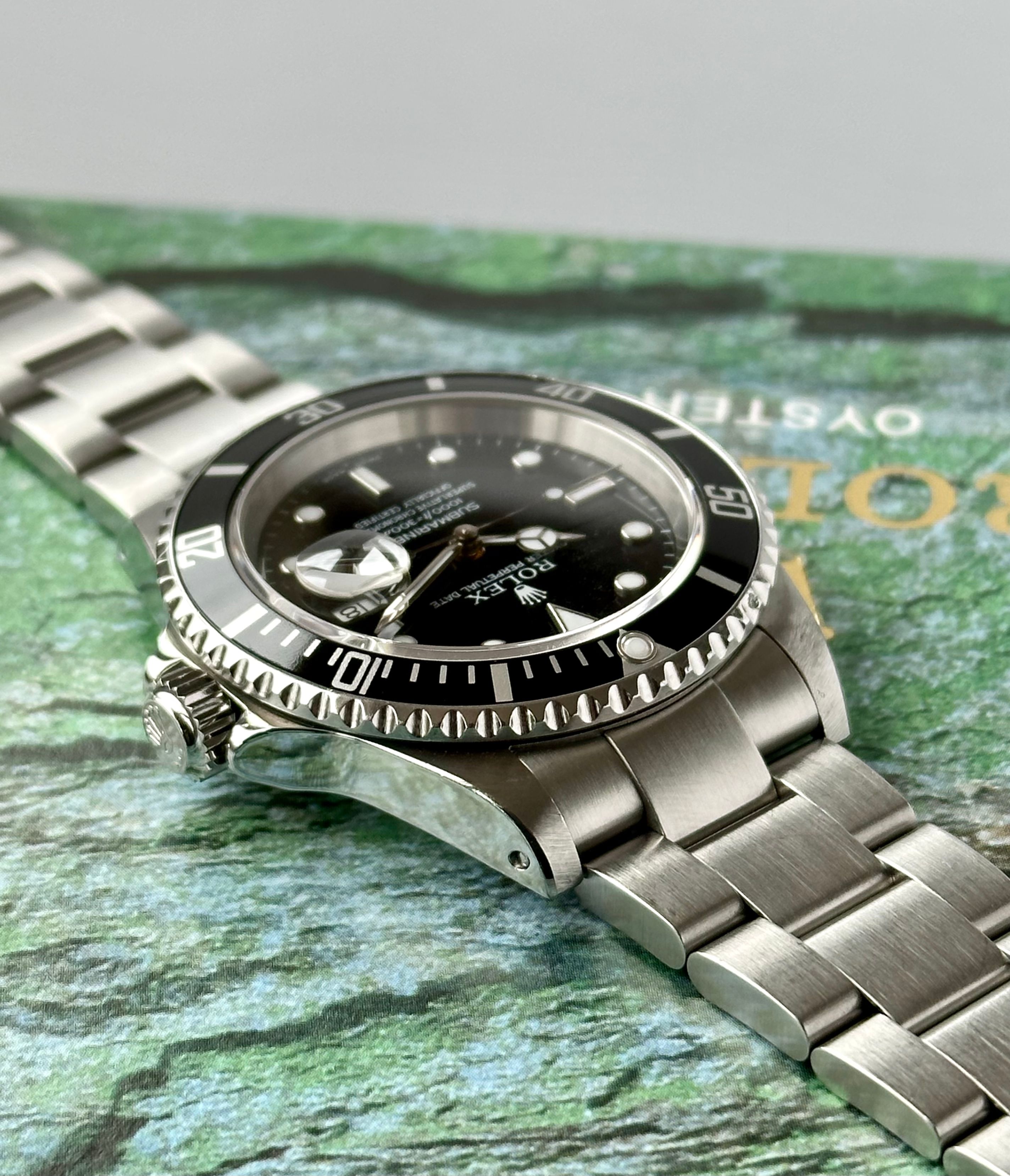 Rolex Submariner 16610 Black 2001 with original box and papers 2