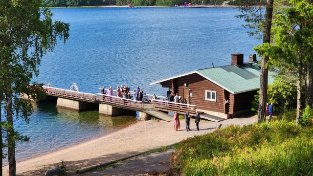 Vista panorámica del lago de manantial Sääksjärvi con aguas cristalinas y reflejos del bosque