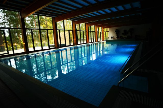 Piscina cubierta en Kiljava Resort — piscina climatizada de 17 metros