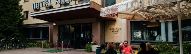 Edificio del hotel Kiljava Resort y naturaleza circundante desde la orilla del lago