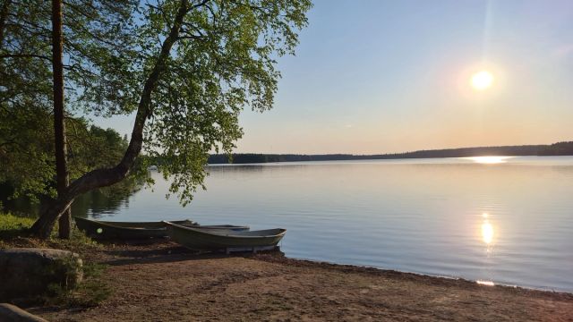 Orilla del lago de manantial Sääksjärvi con bosque finlandés en Kiljava Resort