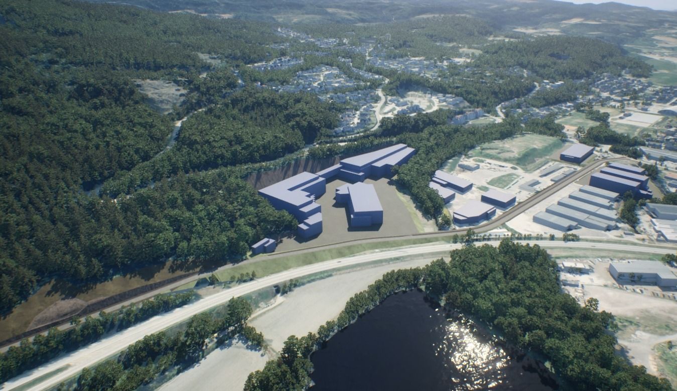 Illustrasjon av Orkidehøgda utbygd, med lagerbygg i skogen ved hovedveien og et tjern i forgrunnen.
