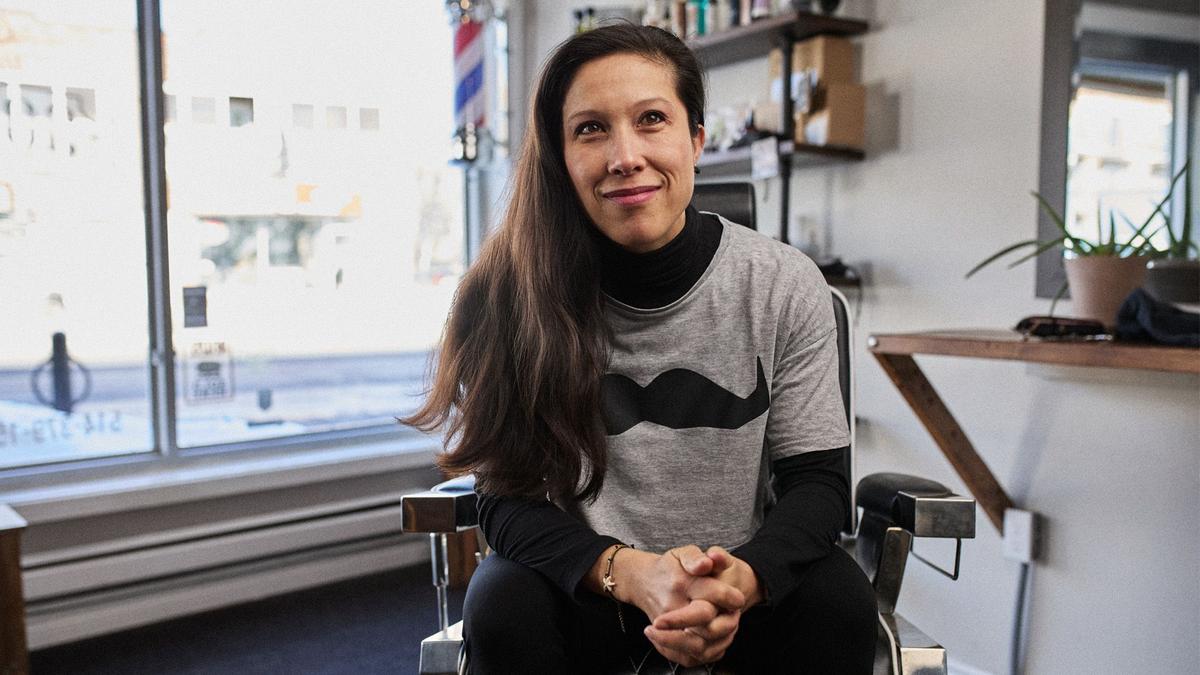 Mo Sister Xích-Vê in the barberchair of her Montreal barber