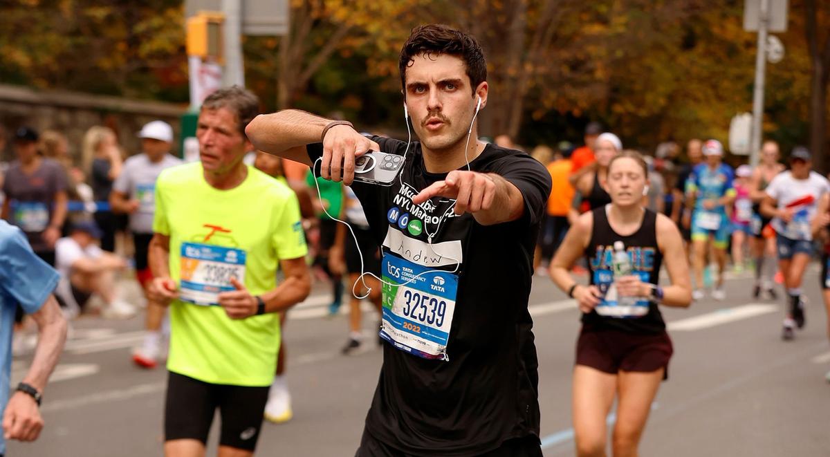 Mo Bro Andrew at the 2022 marathon