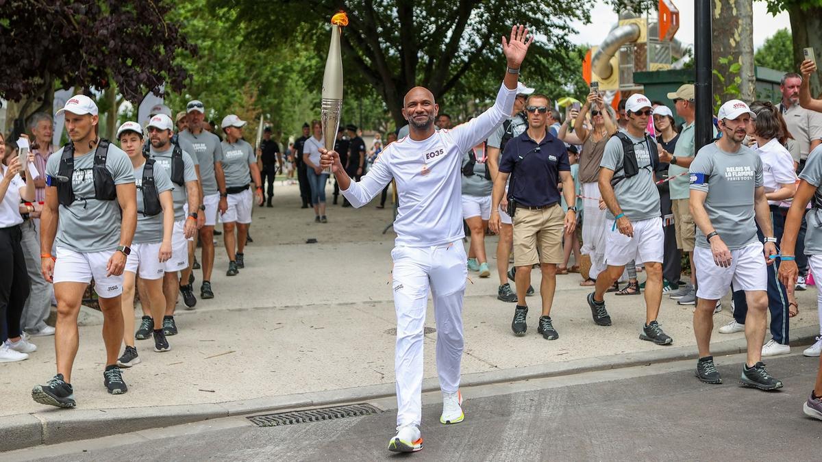 Anil carrying the Olympic torch in Sen, france