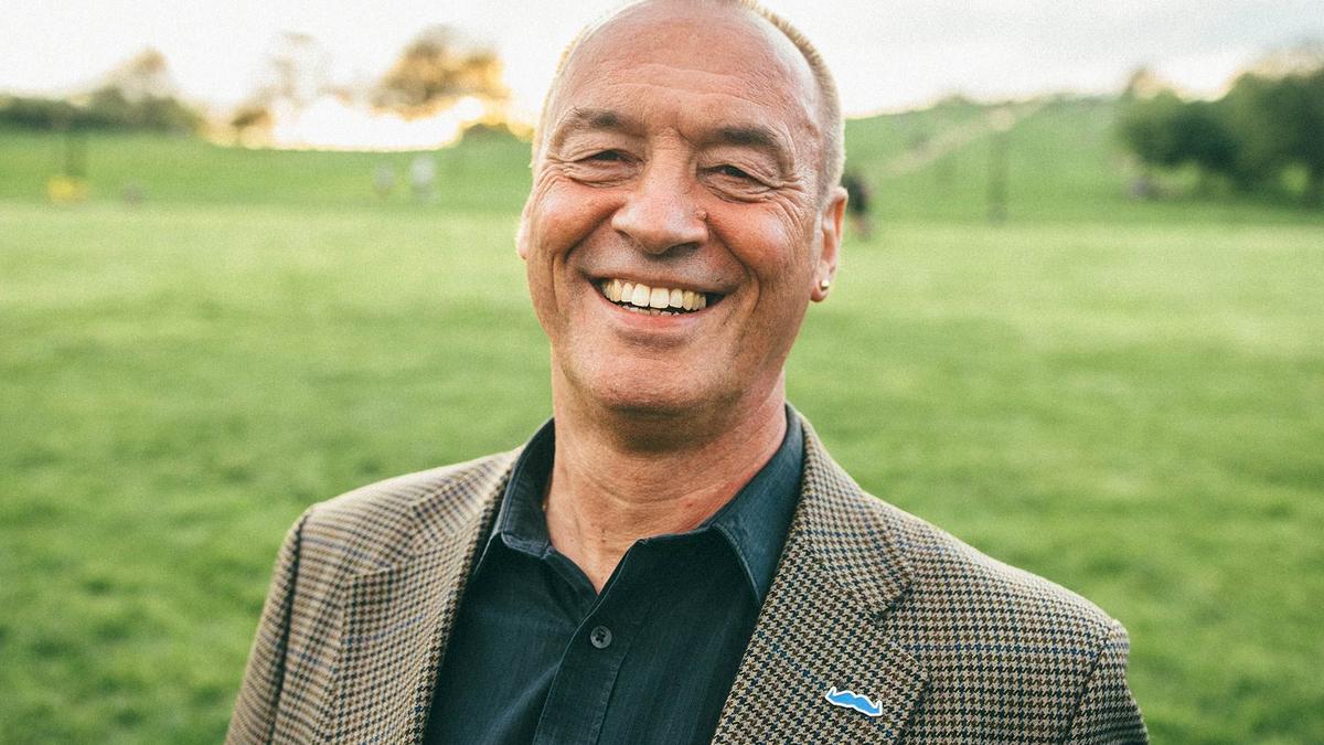 A portrait photo of Mo Bro Elvin smiling