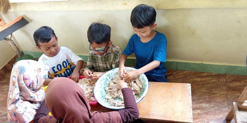 TERHUBUNG DENGAN MASYARAKAT DENGAN SEDEKAH JUMUAH