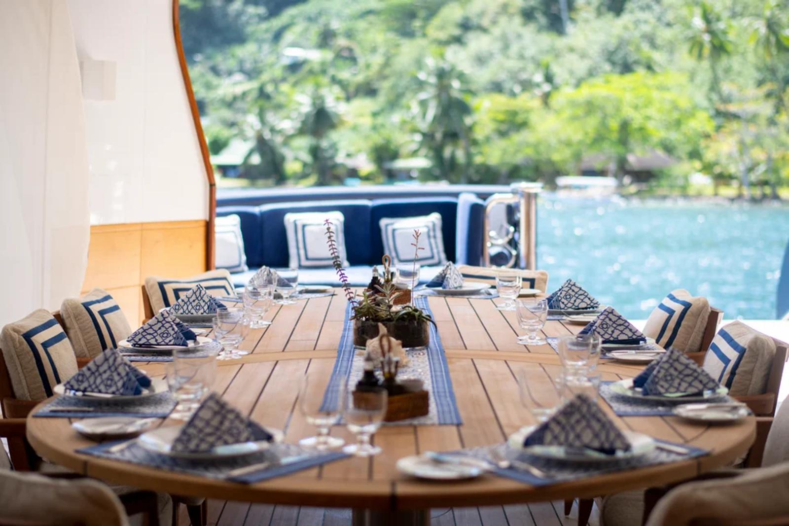 ARCTIC — alfresco table setting