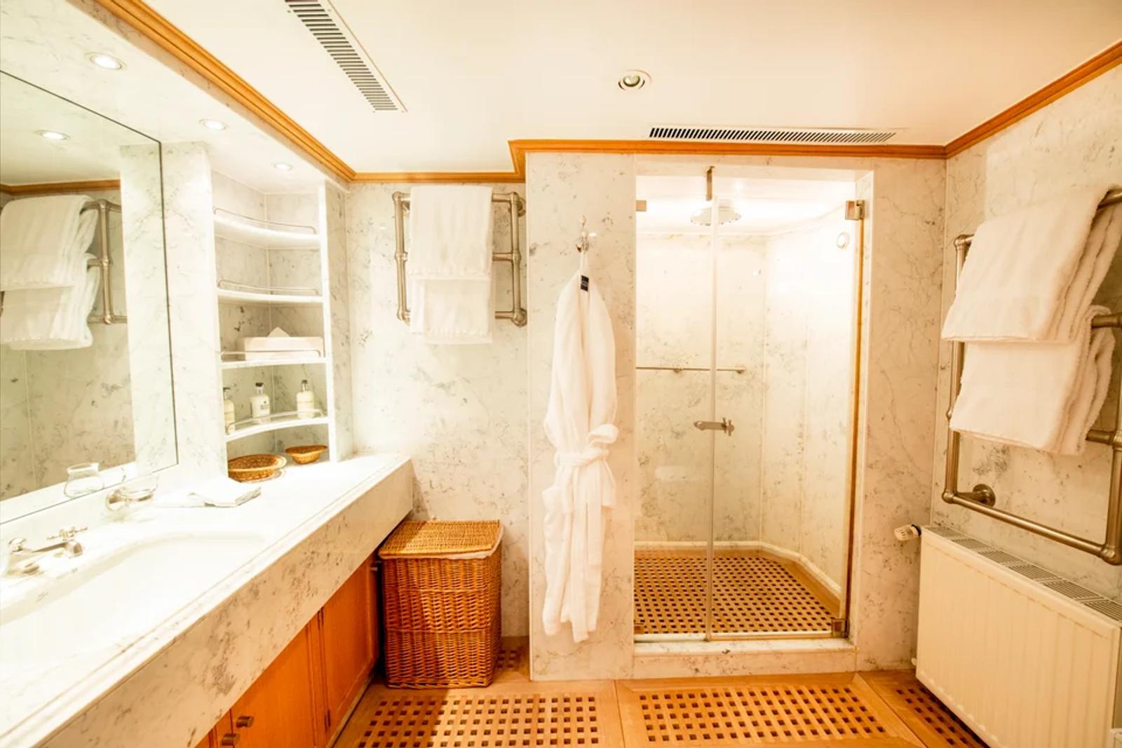 ARCTIC — guest bathroom marble