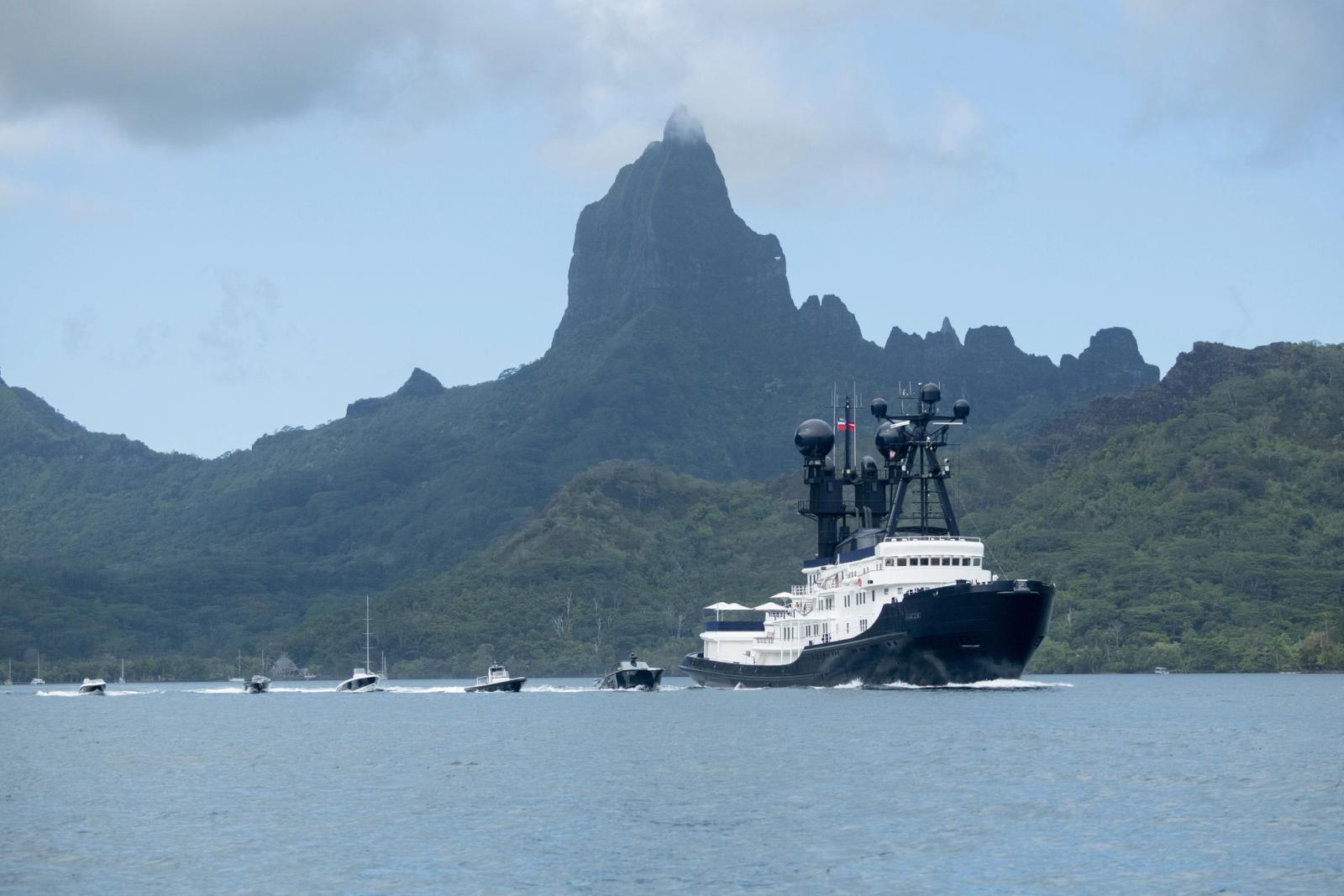 ARCTIC beneath the peaks of Moorea
